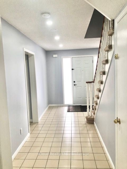 112 Dumfries Avenue, Brampton, ON L6Z 2X3 photo 2