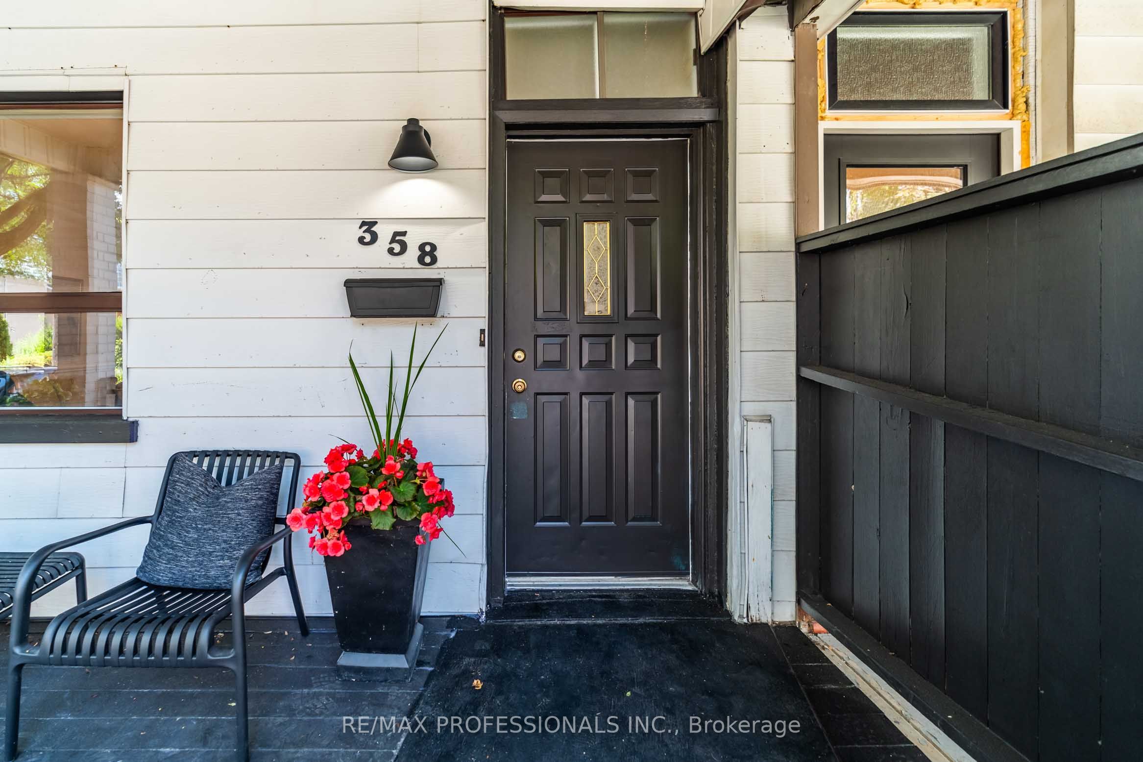 358 Pacific Avenue, Toronto, ON M6P 2R1 photo 2