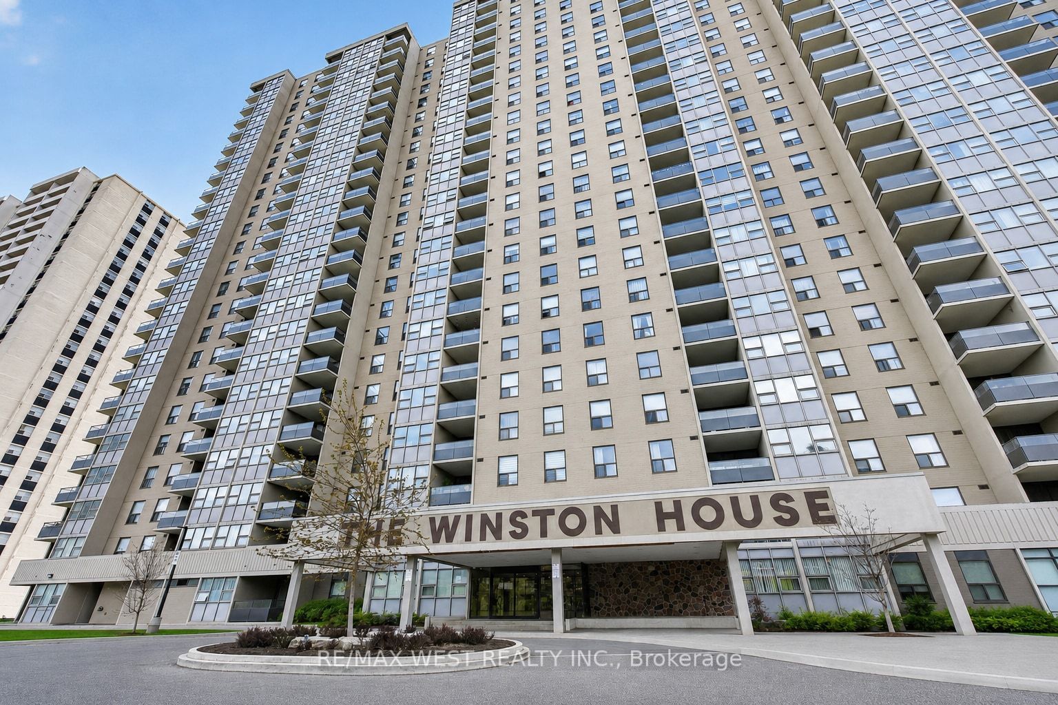75 Emmett Avenue 1801, Toronto, ON M6M 5A7