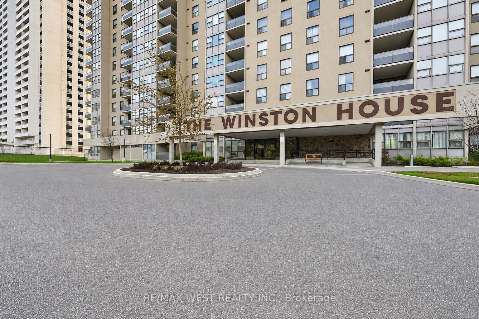 75 Emmett Avenue 1801, Toronto, ON M6M 5A7 photo 2