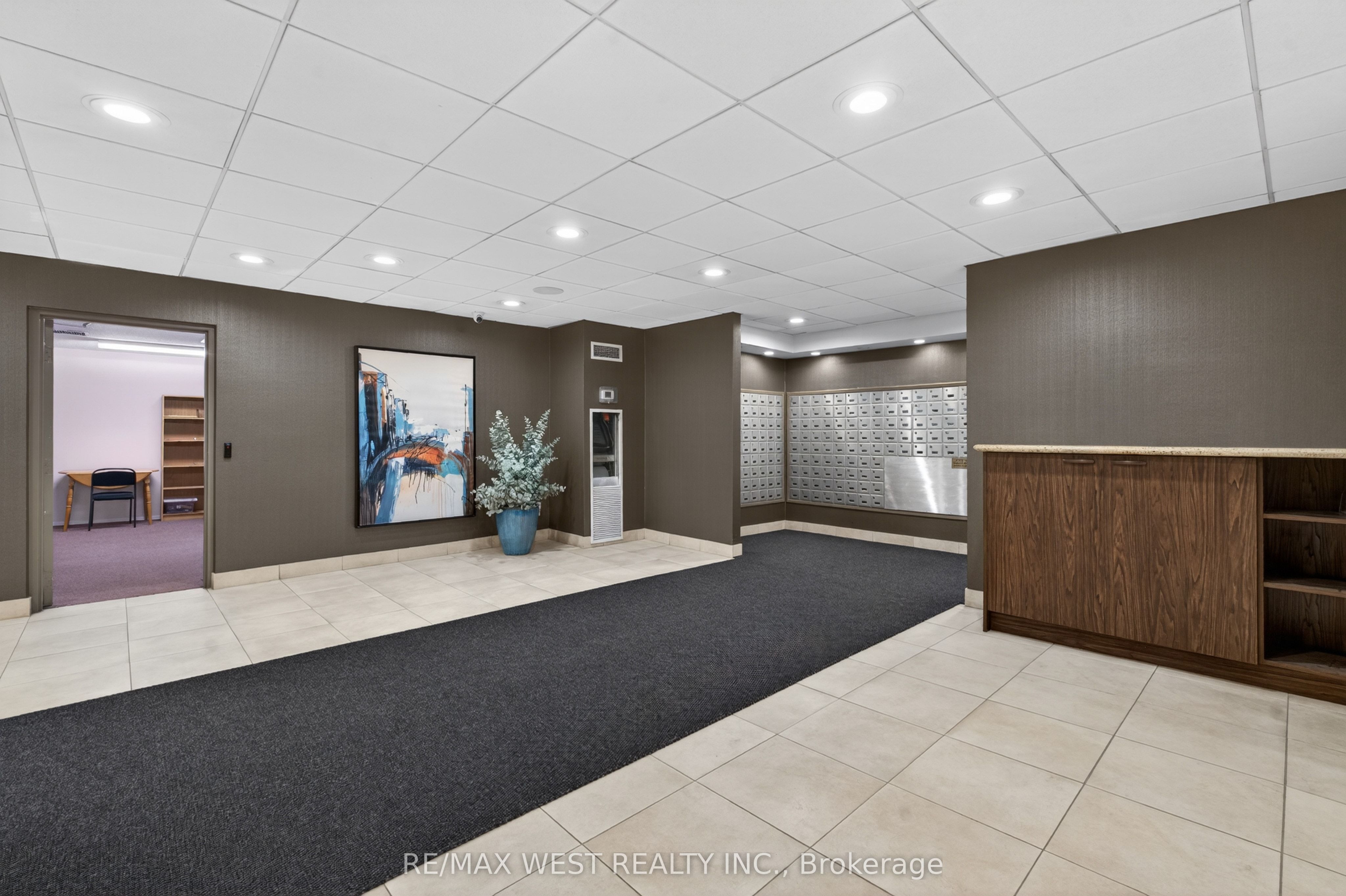 75 Emmett Avenue 1801, Toronto, ON M6M 5A7 photo 4