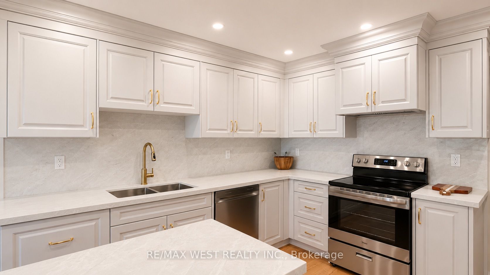 65 Foch Avenue, Toronto, ON M8W 3X5 photo 2
