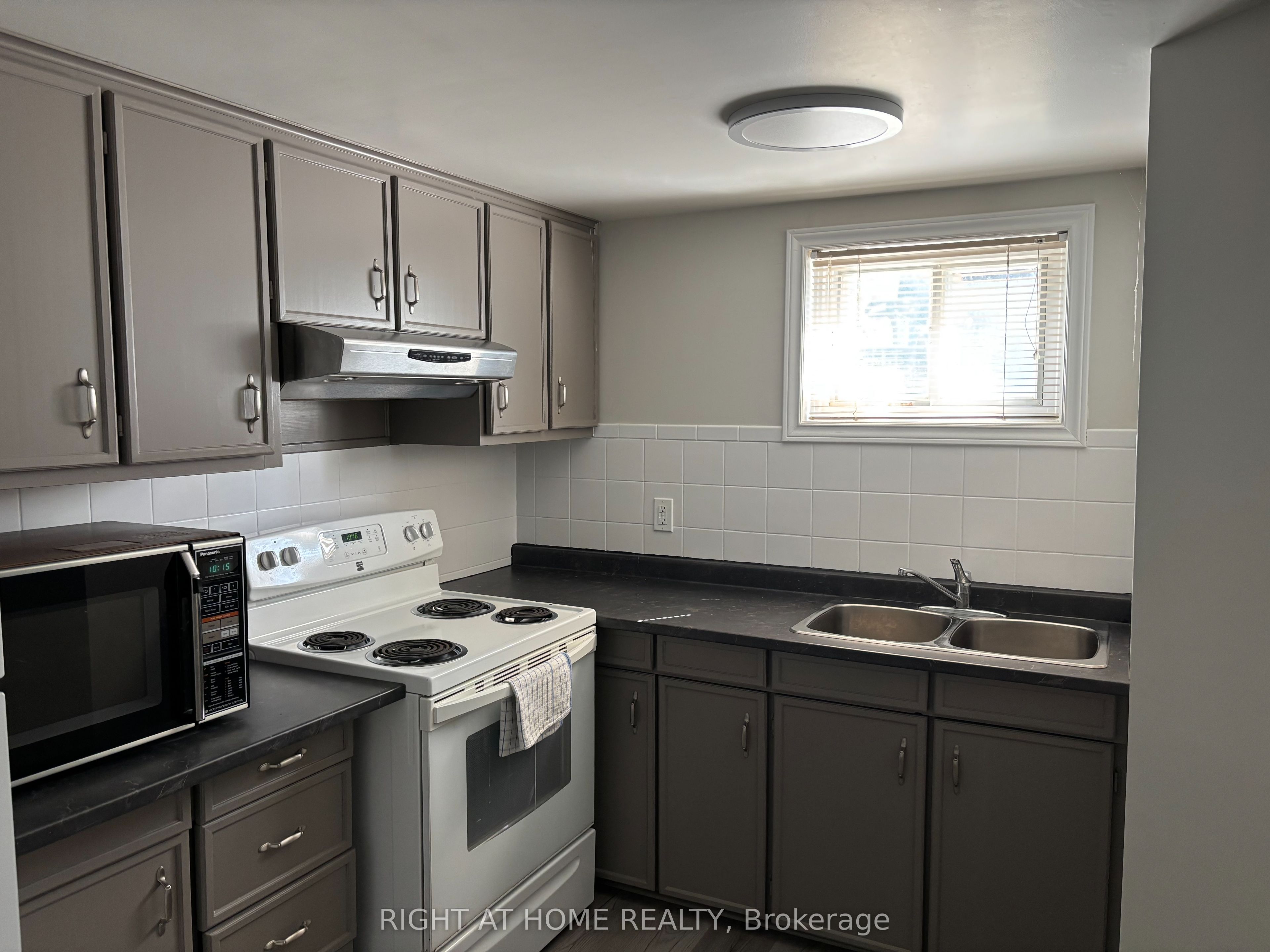 41 Deerhurst Avenue, Toronto, ON M9N 3A6 photo 2