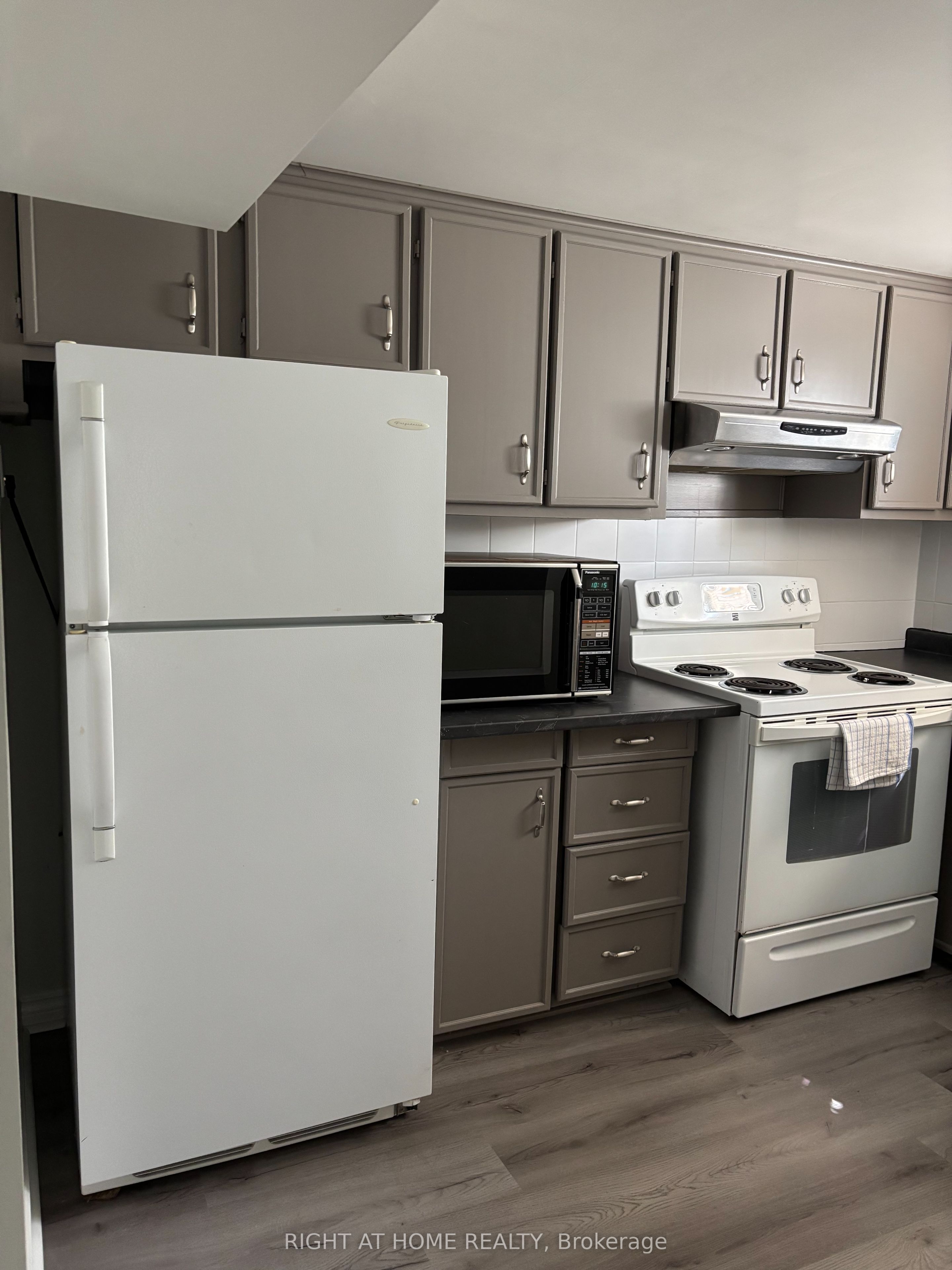 41 Deerhurst Avenue, Toronto, ON M9N 3A6 photo 3