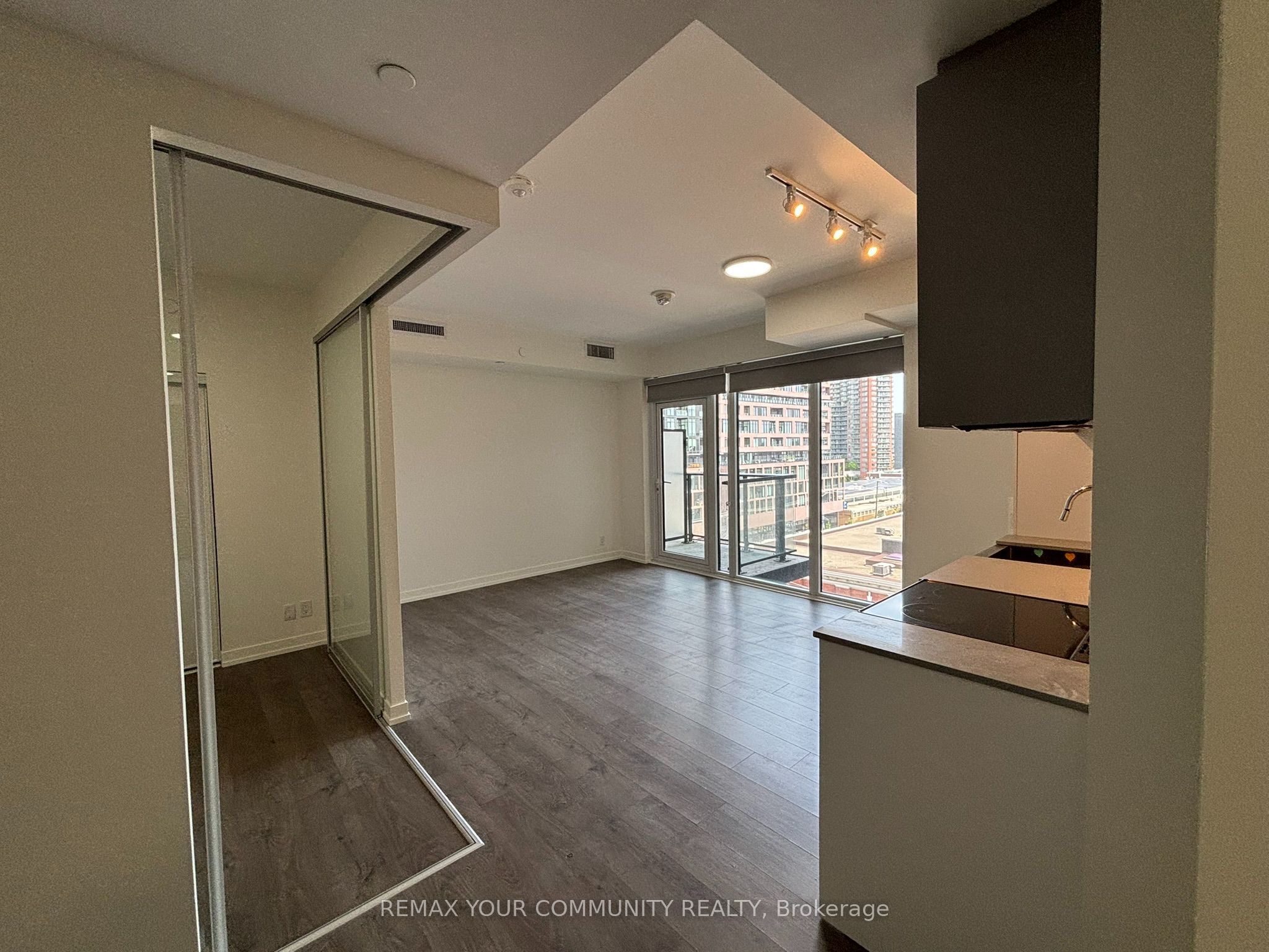 270 Dufferin Street 601, Toronto, ON M6K 0H8 photo 3