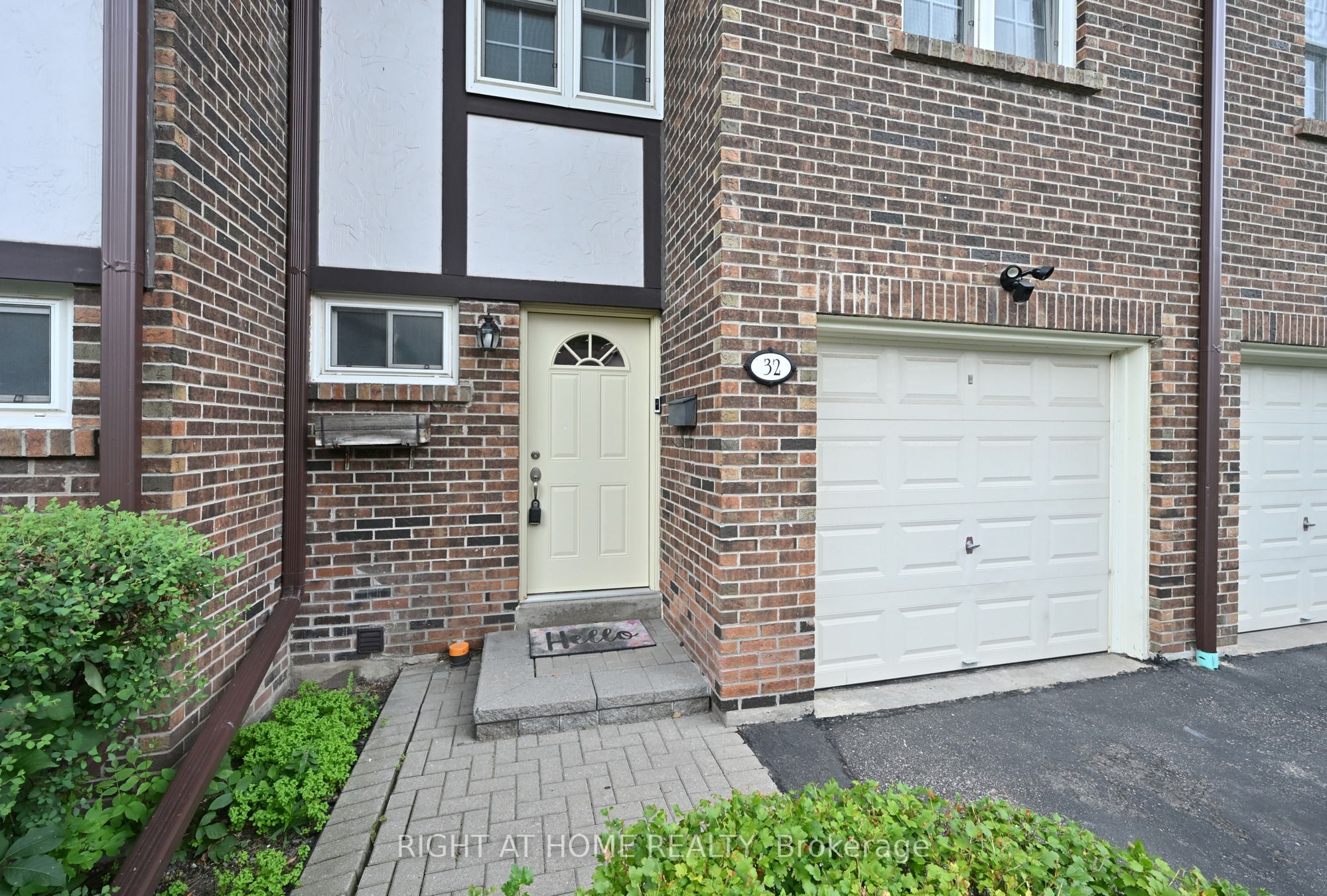 2120 Rathburn Road E 32, Mississauga, ON L4W 2S8 photo 2
