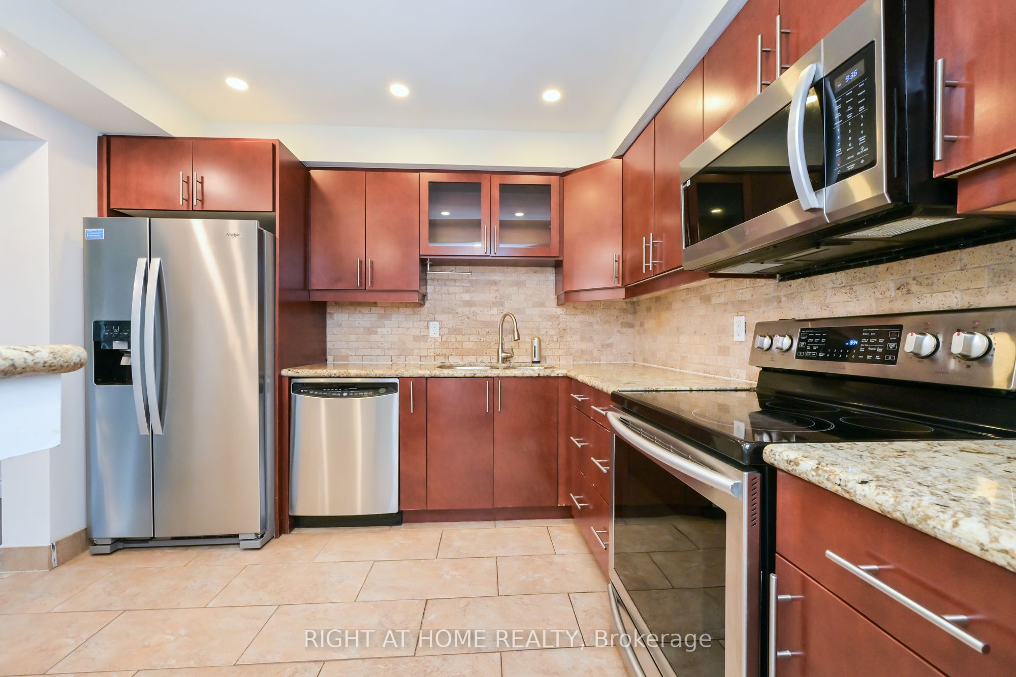 2120 Rathburn Road E 32, Mississauga, ON L4W 2S8 photo 4