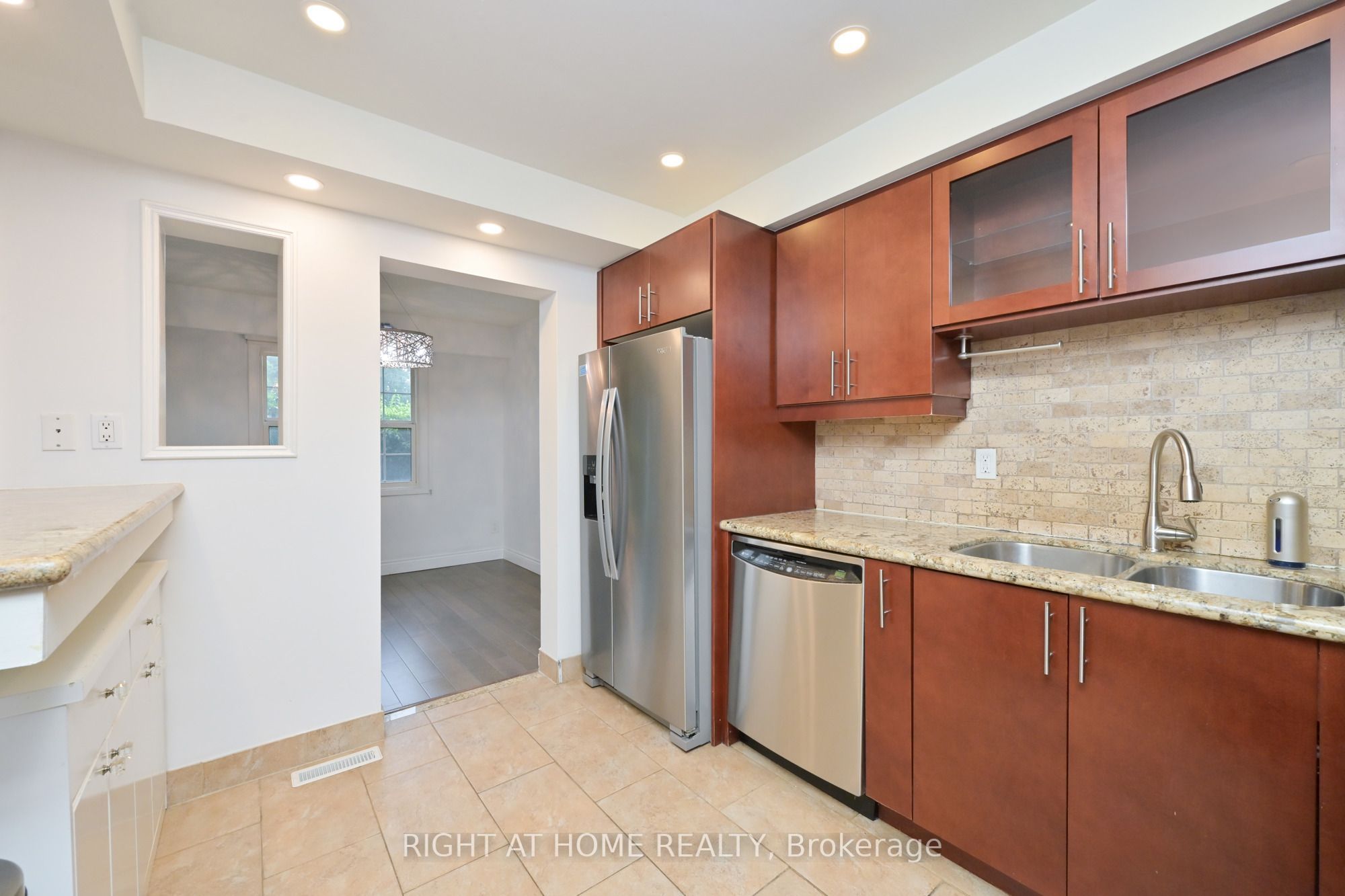 2120 Rathburn Road E 32, Mississauga, ON L4W 2S8 photo 5