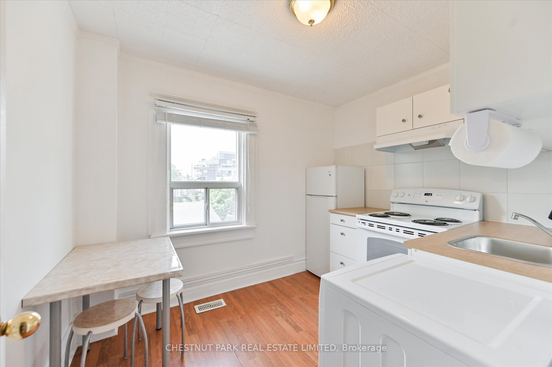 13 Silver Avenue Upper, Toronto, ON M6R 1X9 photo 3