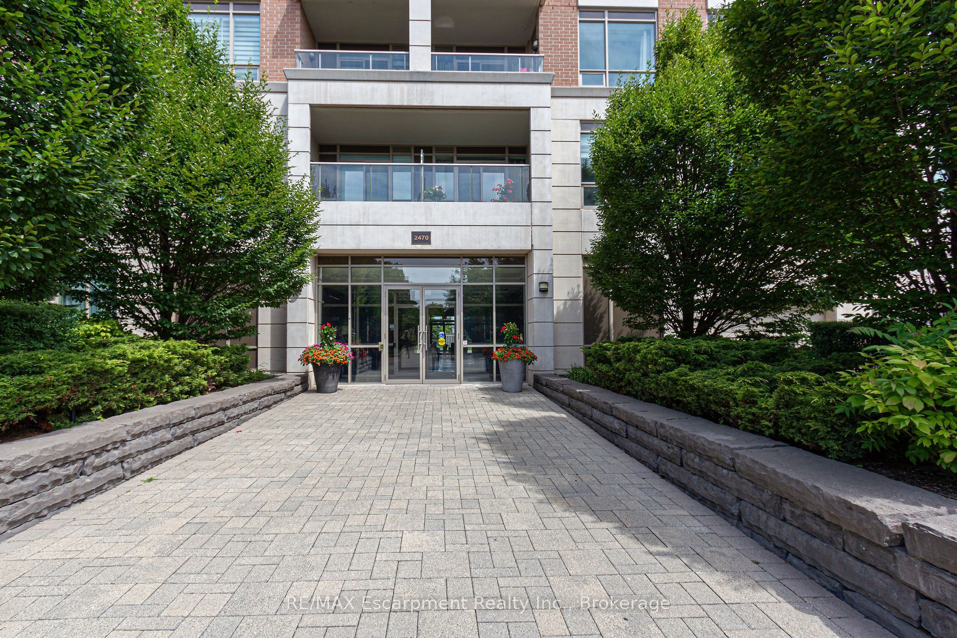 2470 Prince Michael Drive 210, Oakville, ON L6H 0G9 photo 3