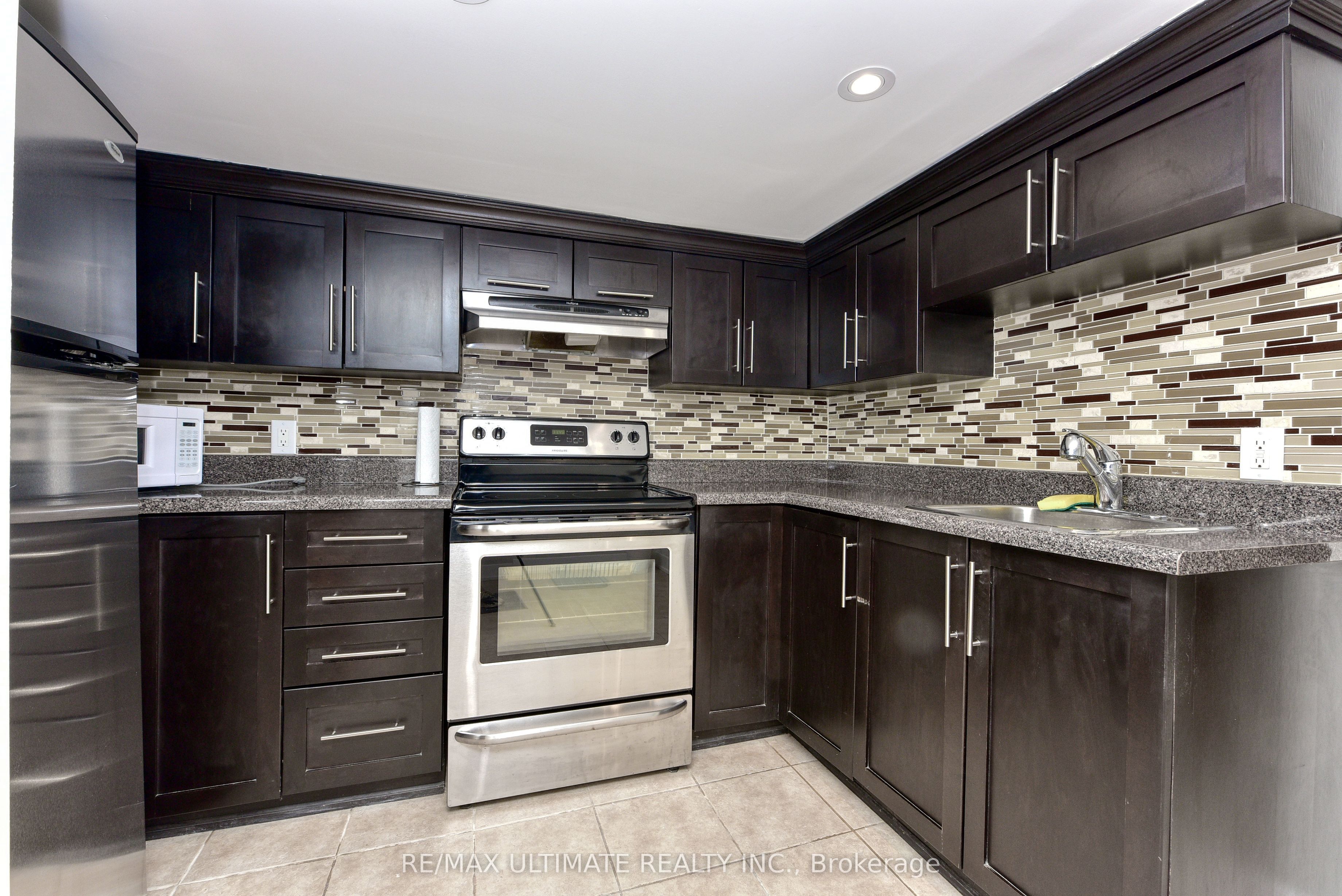 9 Southview Avenue Basement, Toronto, ON M6H 1T3 photo 3