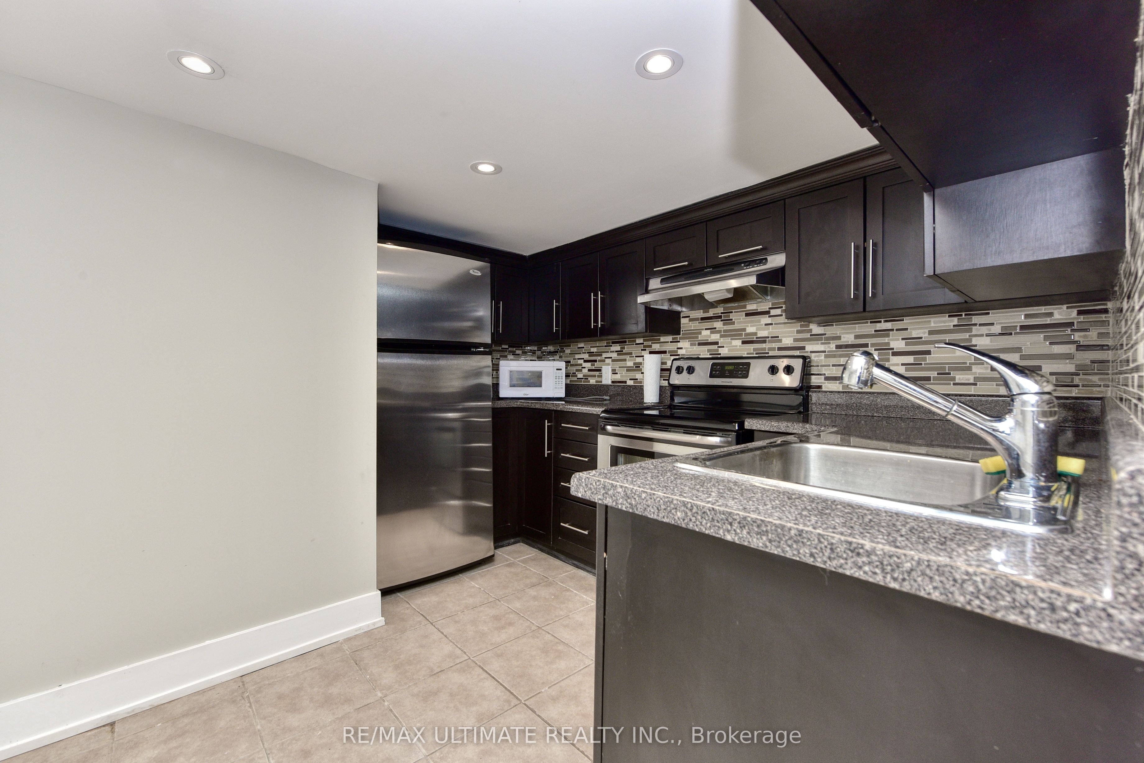 9 Southview Avenue Basement, Toronto, ON M6H 1T3 photo 4