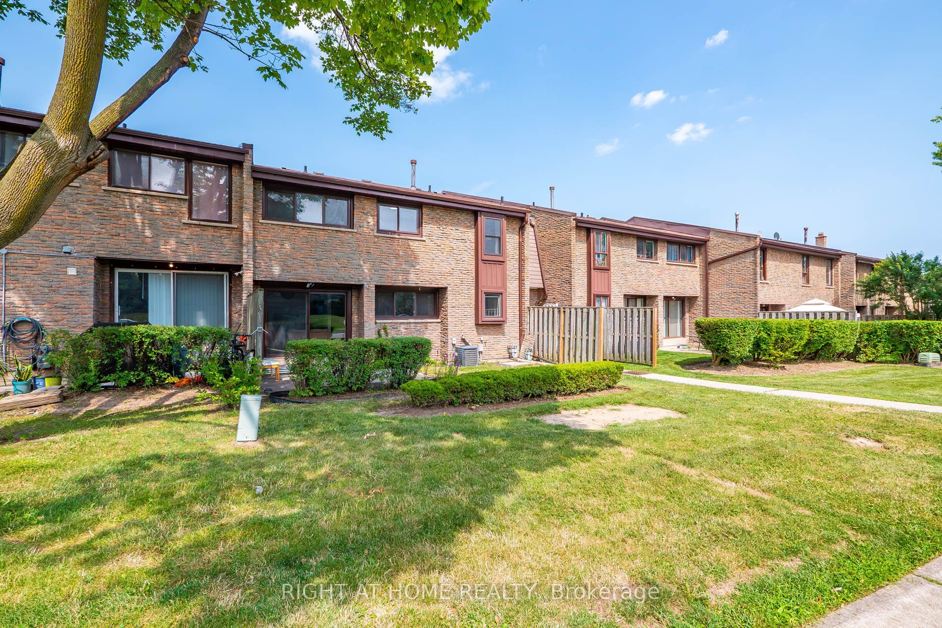 2605 Woodchester Drive 5, Mississauga, ON L5K 2E3 photo 2
