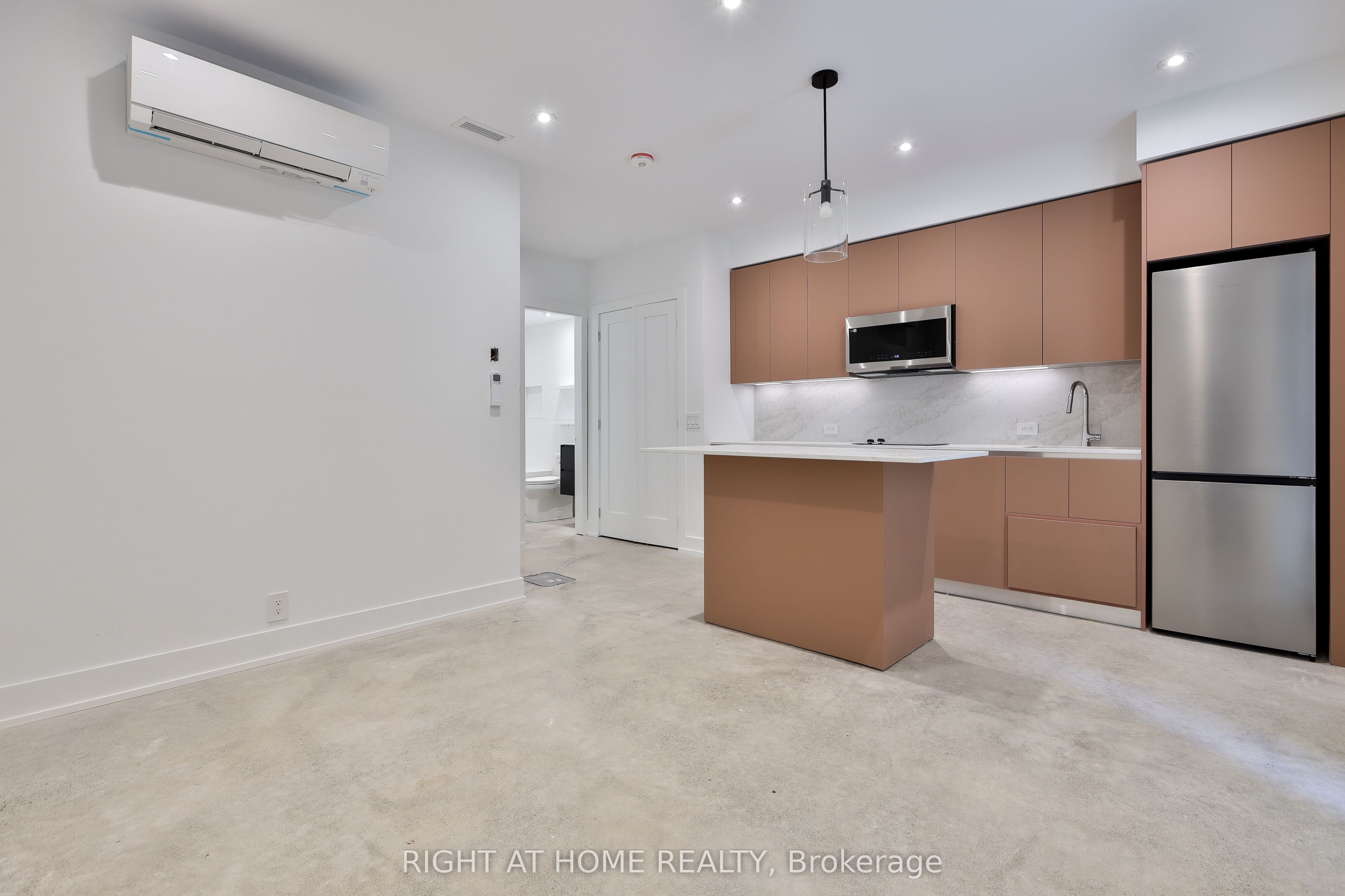 266 Indian Grove 4, Toronto, ON M6P 2K5 photo 2