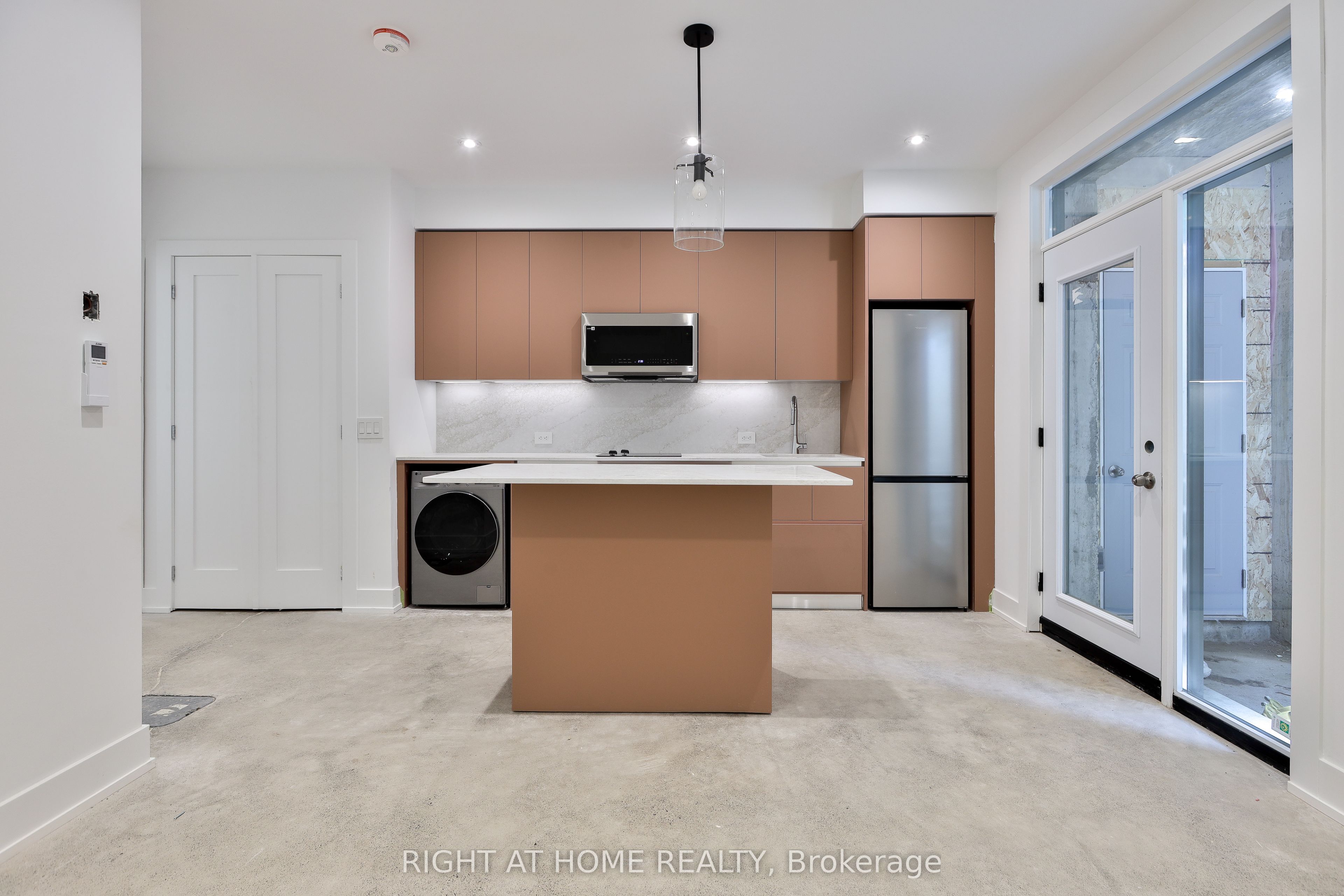 266 Indian Grove 4, Toronto, ON M6P 2K5 photo 4