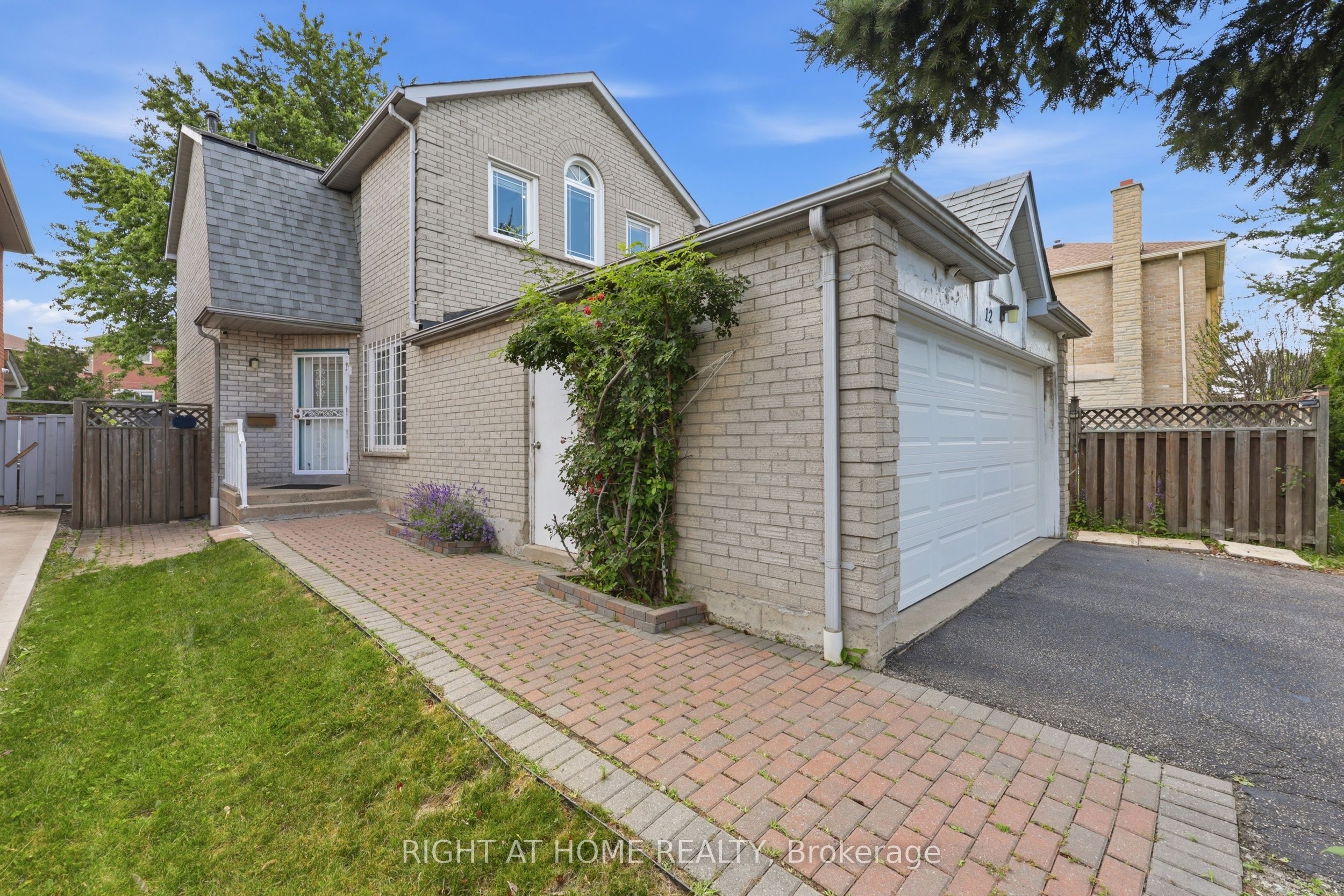 12 Newman Court, Brampton, ON L6S 5T1 photo 2