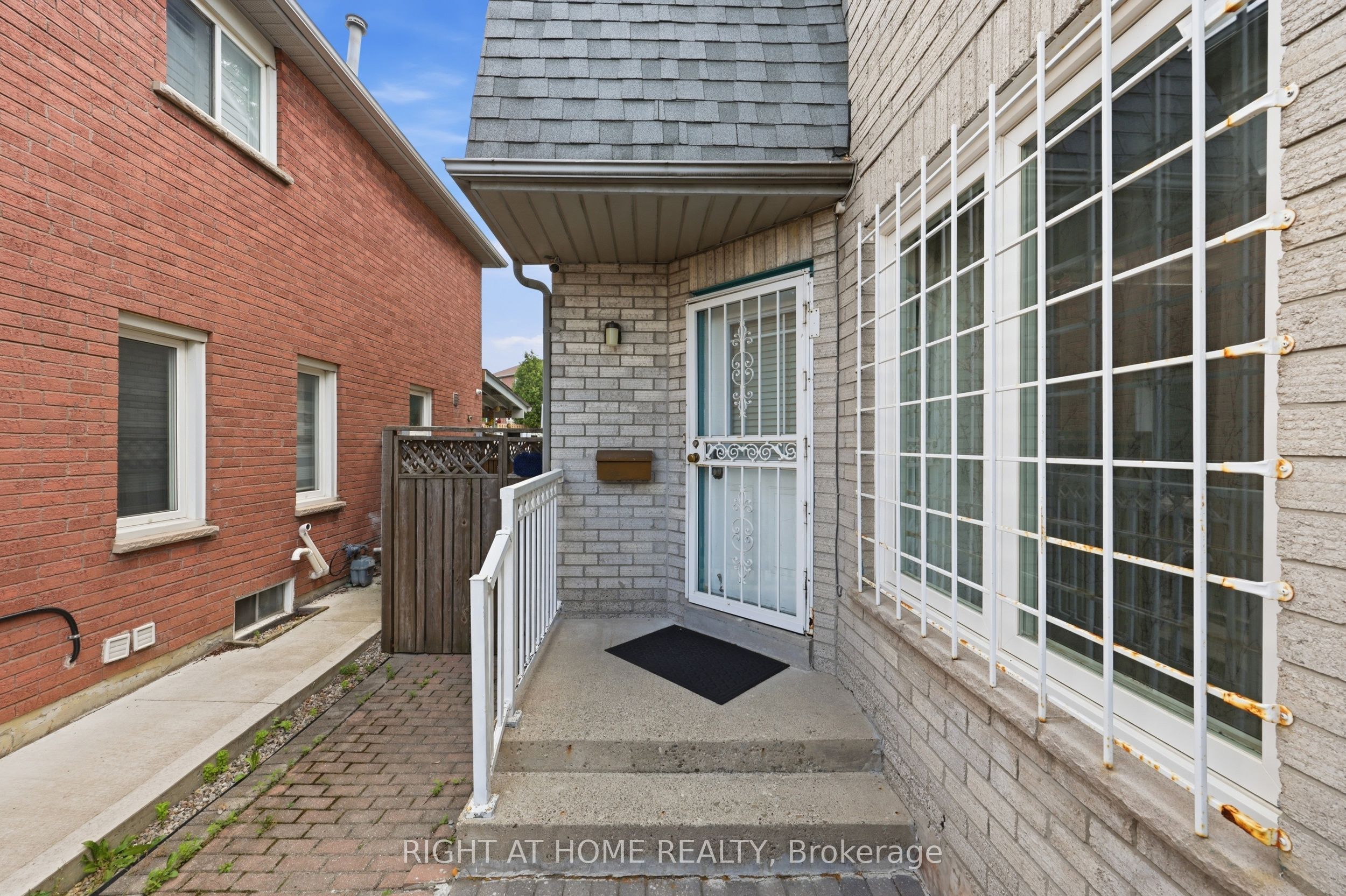 12 Newman Court, Brampton, ON L6S 5T1 photo 3