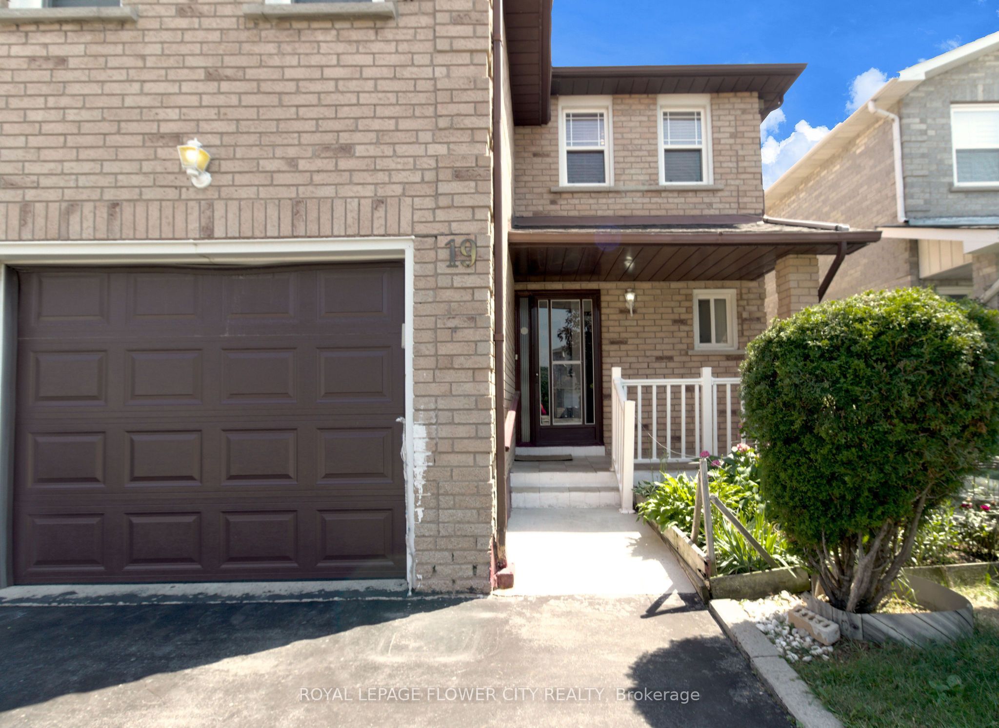 19 Fallen Oak Court, Brampton, ON L6Y 3T6 photo 2