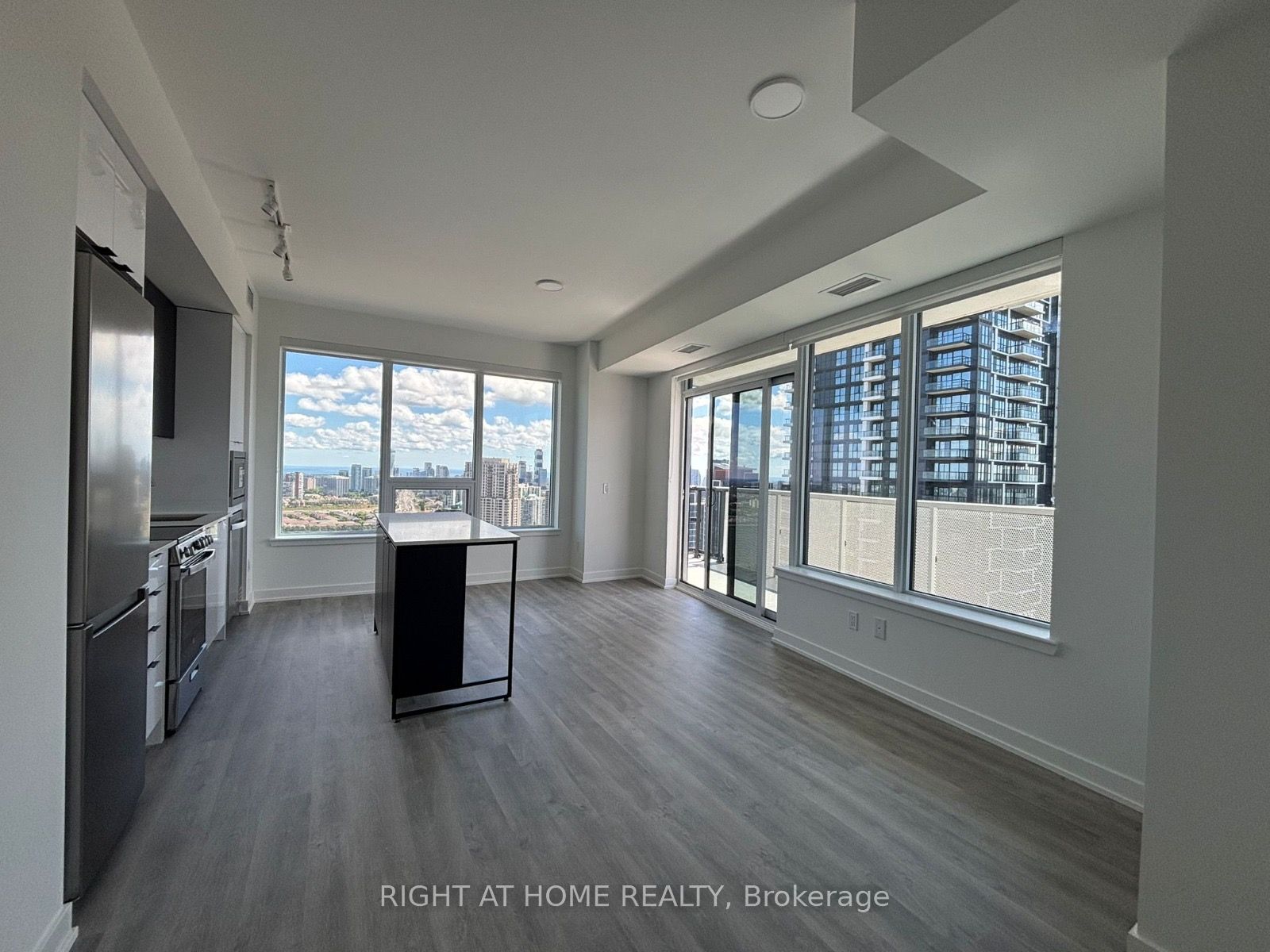 5105 Hurontario Street 2905, Mississauga, ON L4Z 0C9 photo 2