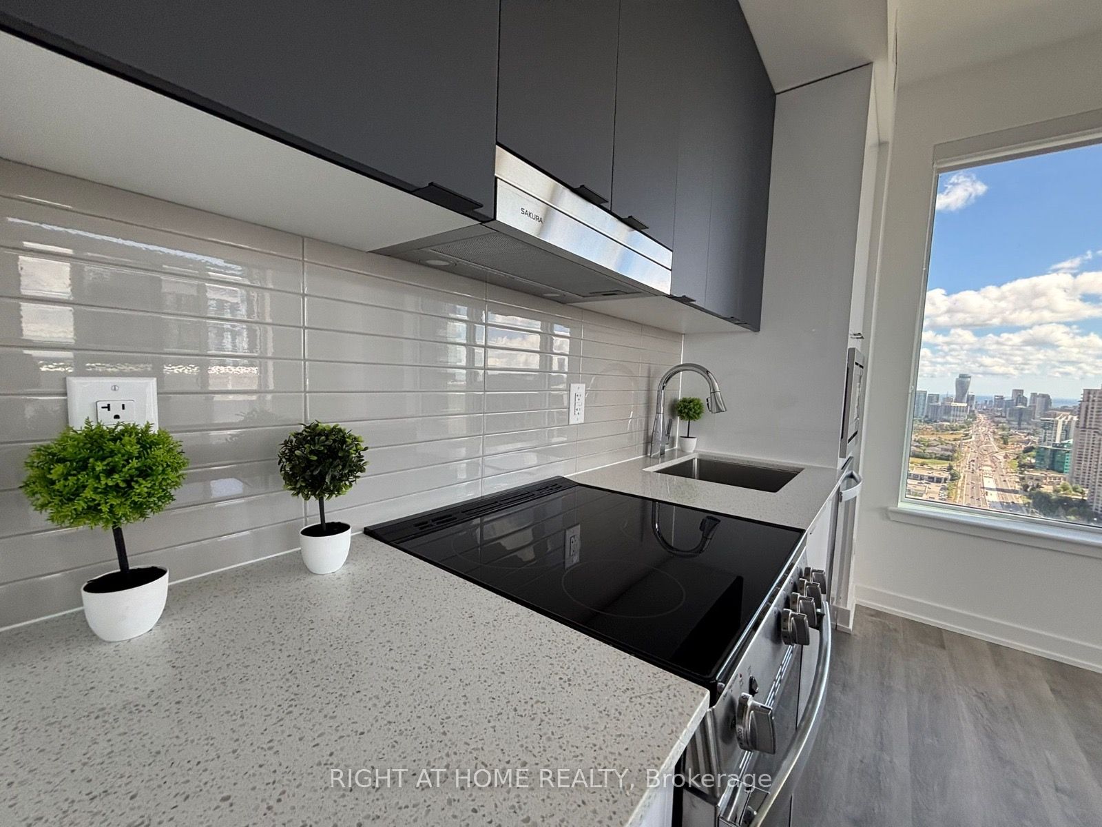5105 Hurontario Street 2905, Mississauga, ON L4Z 0C9 photo 3