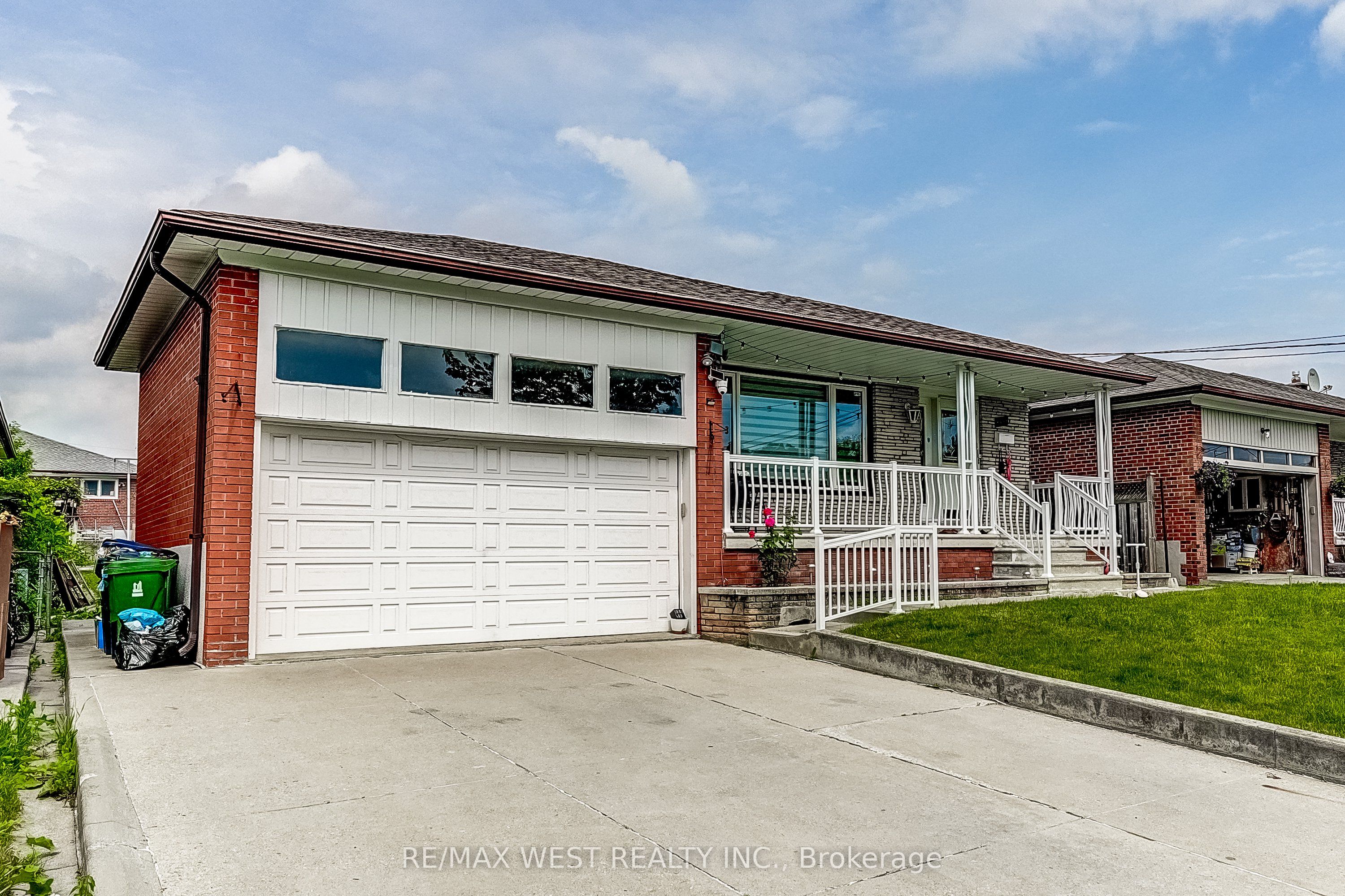 19 Archway Crescent, Toronto, ON M9M 1V5