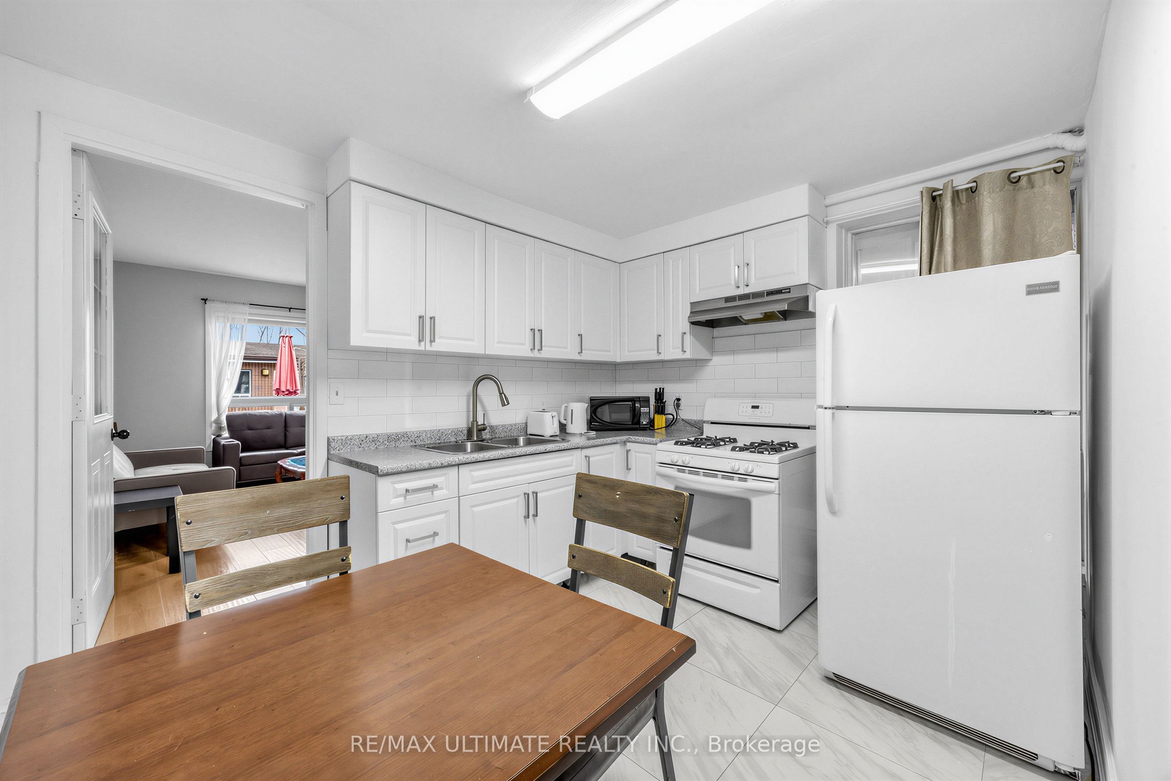 57 Shanly Street Main Floor, Toronto, ON M6H 1S4 photo 2