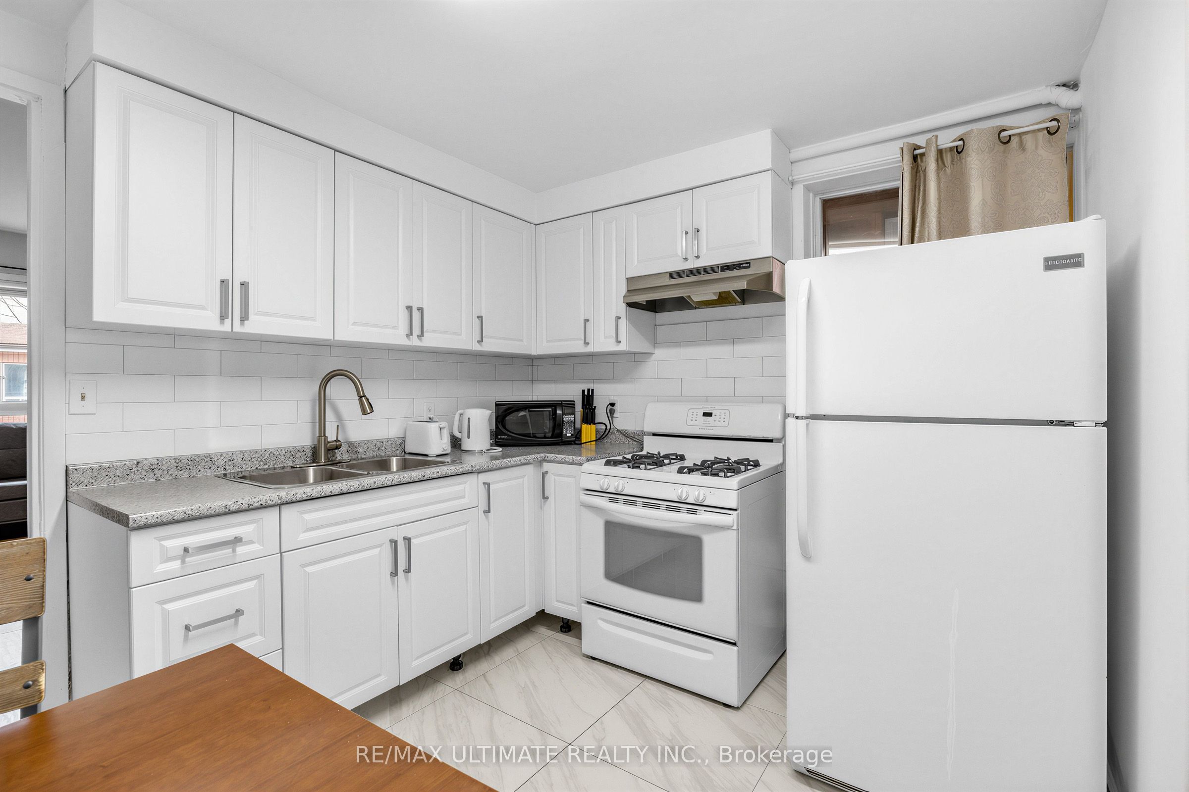 57 Shanly Street Main Floor, Toronto, ON M6H 1S4 photo 4