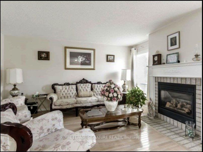 1565 Woodhenge Way, Mississauga, ON L5N 7S9 photo 2