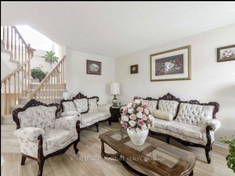 1565 Woodhenge Way, Mississauga, ON L5N 7S9 photo 4