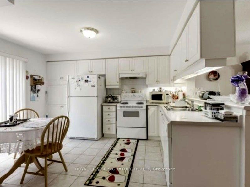 1565 Woodhenge Way, Mississauga, ON L5N 7S9 photo 5