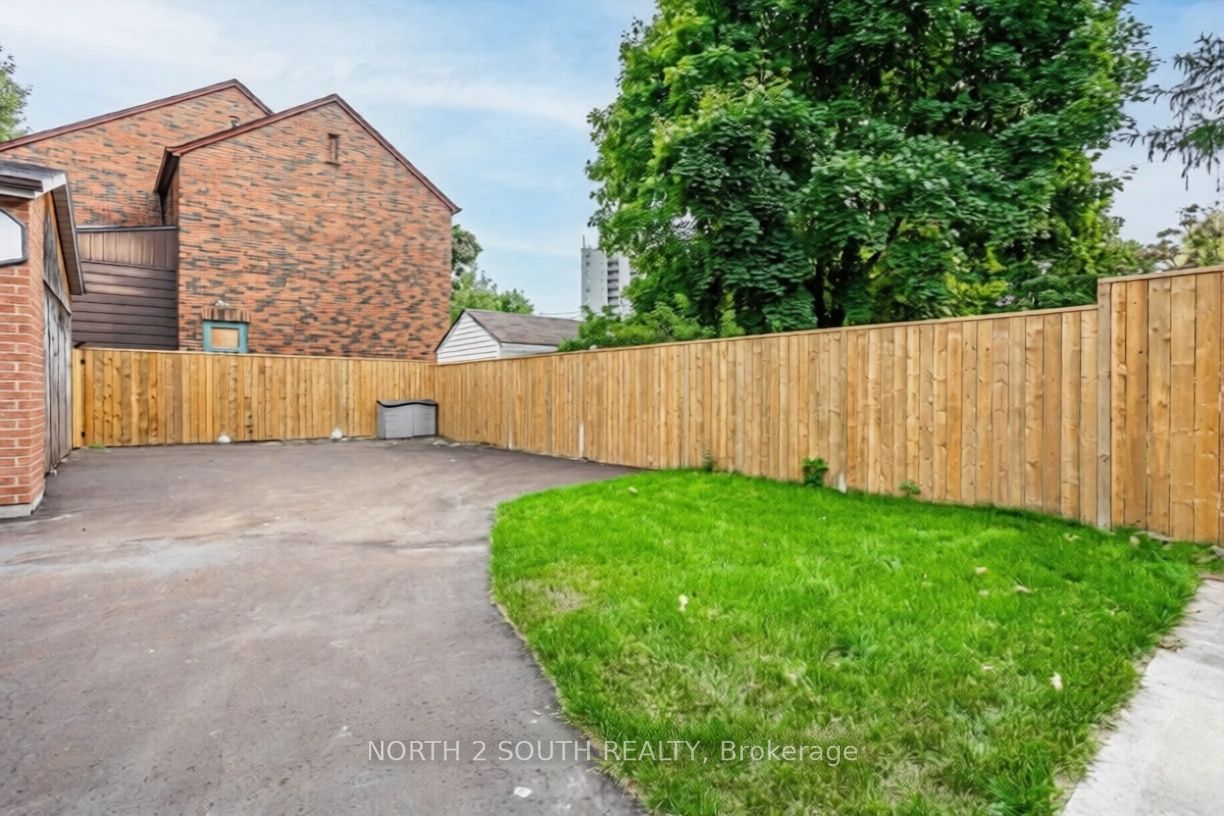 9 Glenvalley Drive Bsmt, Toronto, ON M6M 4V8 photo 2