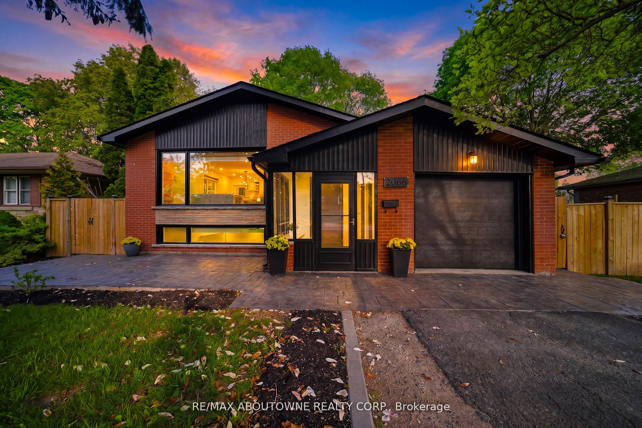 2066 Rebecca Street, Oakville, ON L6L 2A2