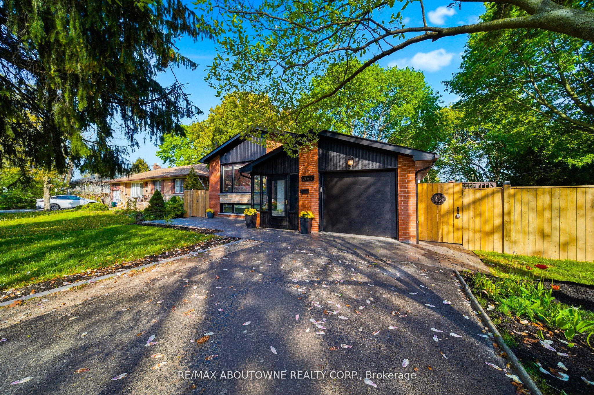 2066 Rebecca Street, Oakville, ON L6L 2A2 photo 2