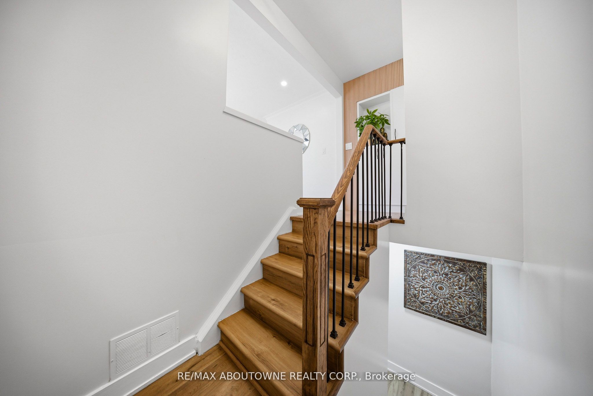 2066 Rebecca Street, Oakville, ON L6L 2A2 photo 4