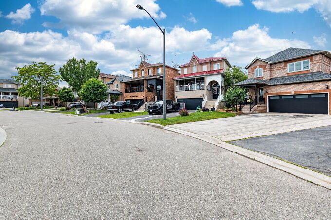 7389 Banffshire Court, Mississauga, ON L5N 7Z9 photo 5