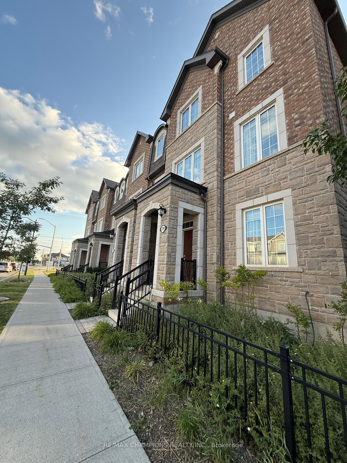 1222 Rose Way 29, Milton, ON L9E 1P2 photo 5