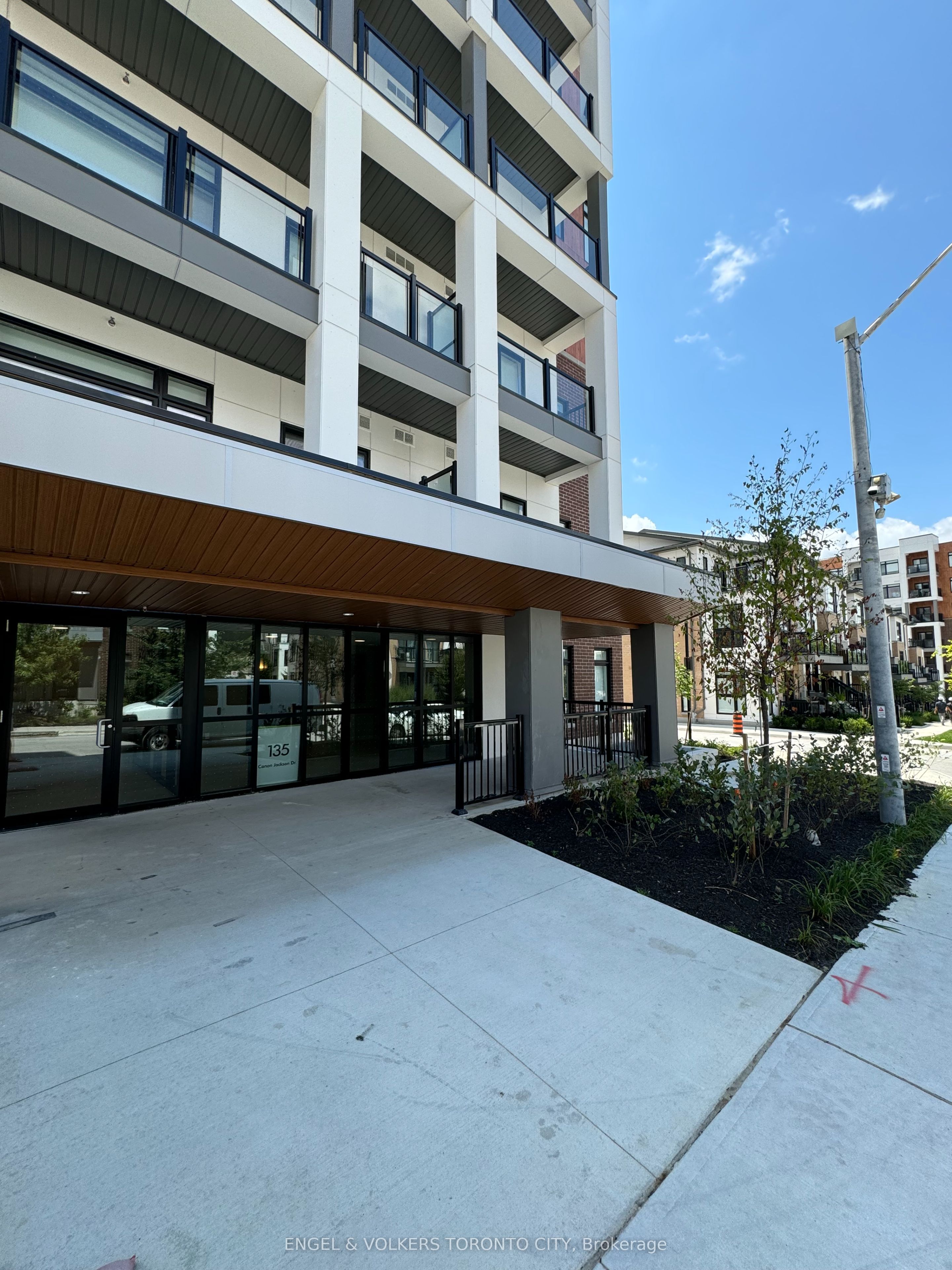 135 Canon Jackson Drive 305, Toronto, ON M6M 0C4 photo 2