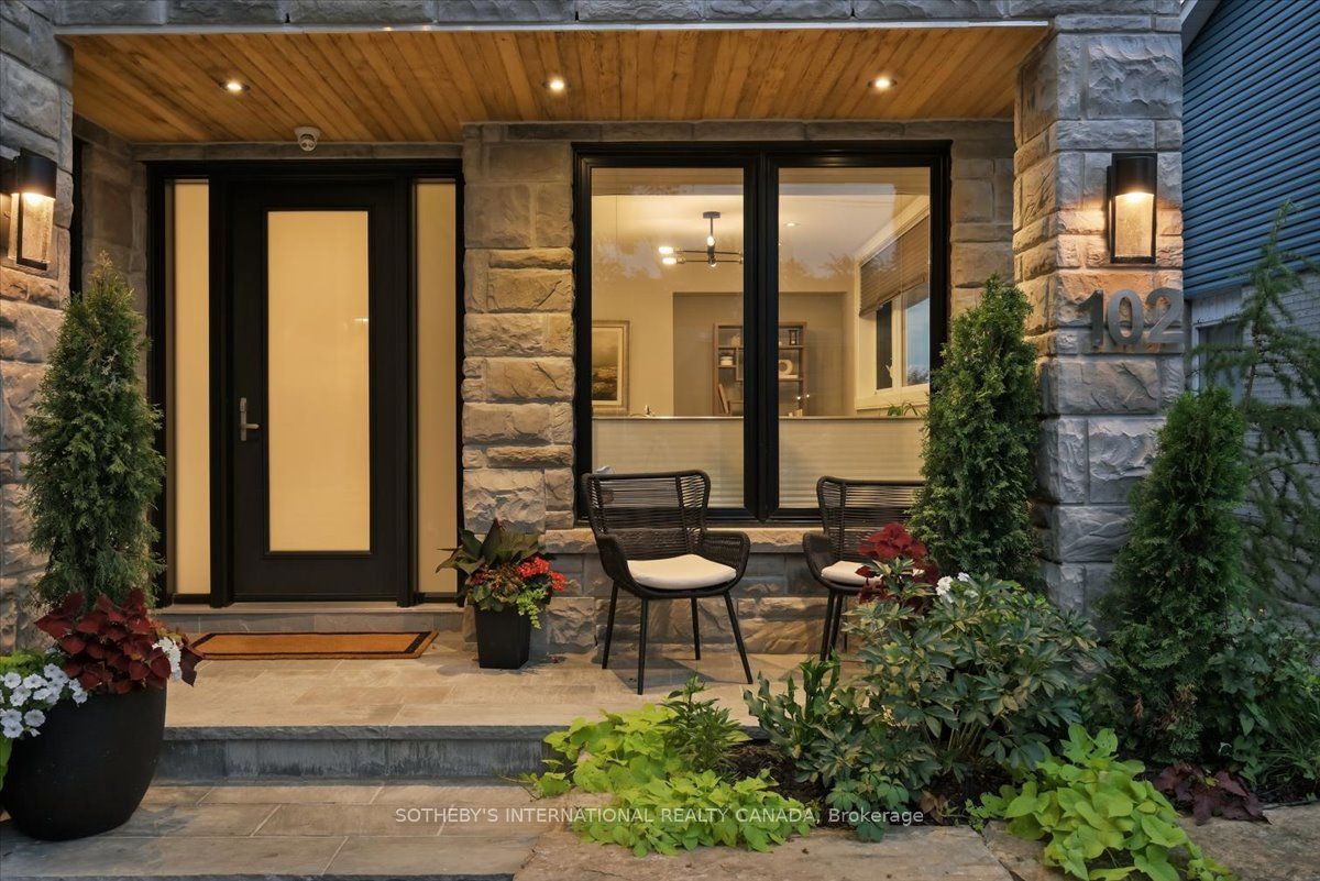 102 Cumberland Drive, Mississauga, ON L5G 3M8 photo 2