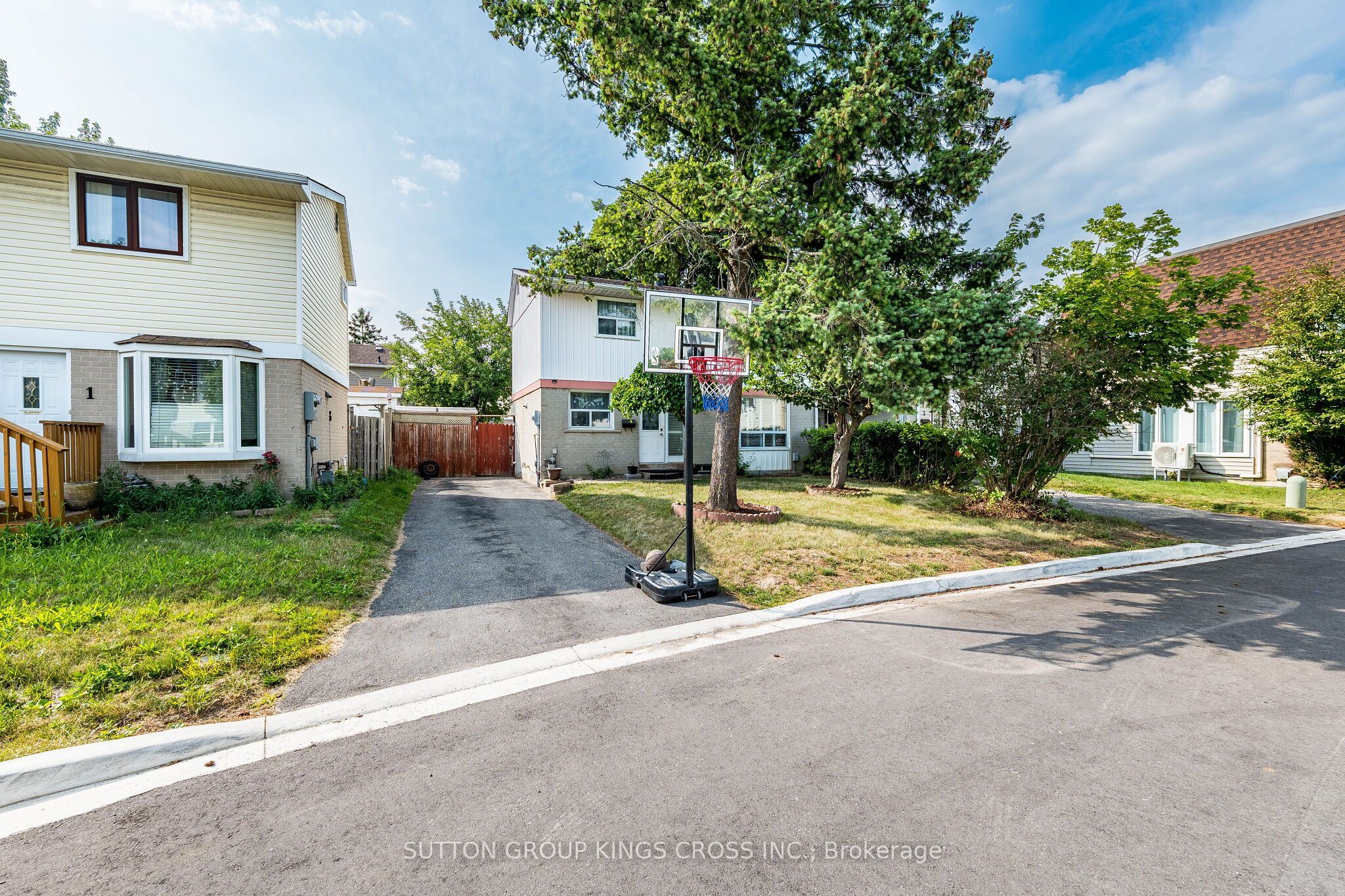 2 Hemlark Court, Brampton, ON L6S 2B7 photo 3