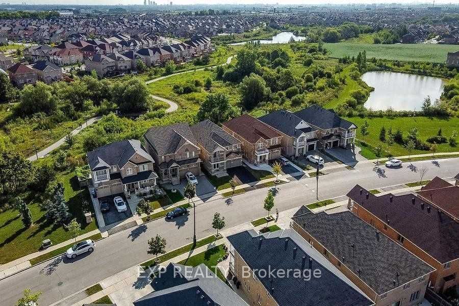 69 Gardenbrooke Trail, Brampton, ON L6P 3J3 photo 2