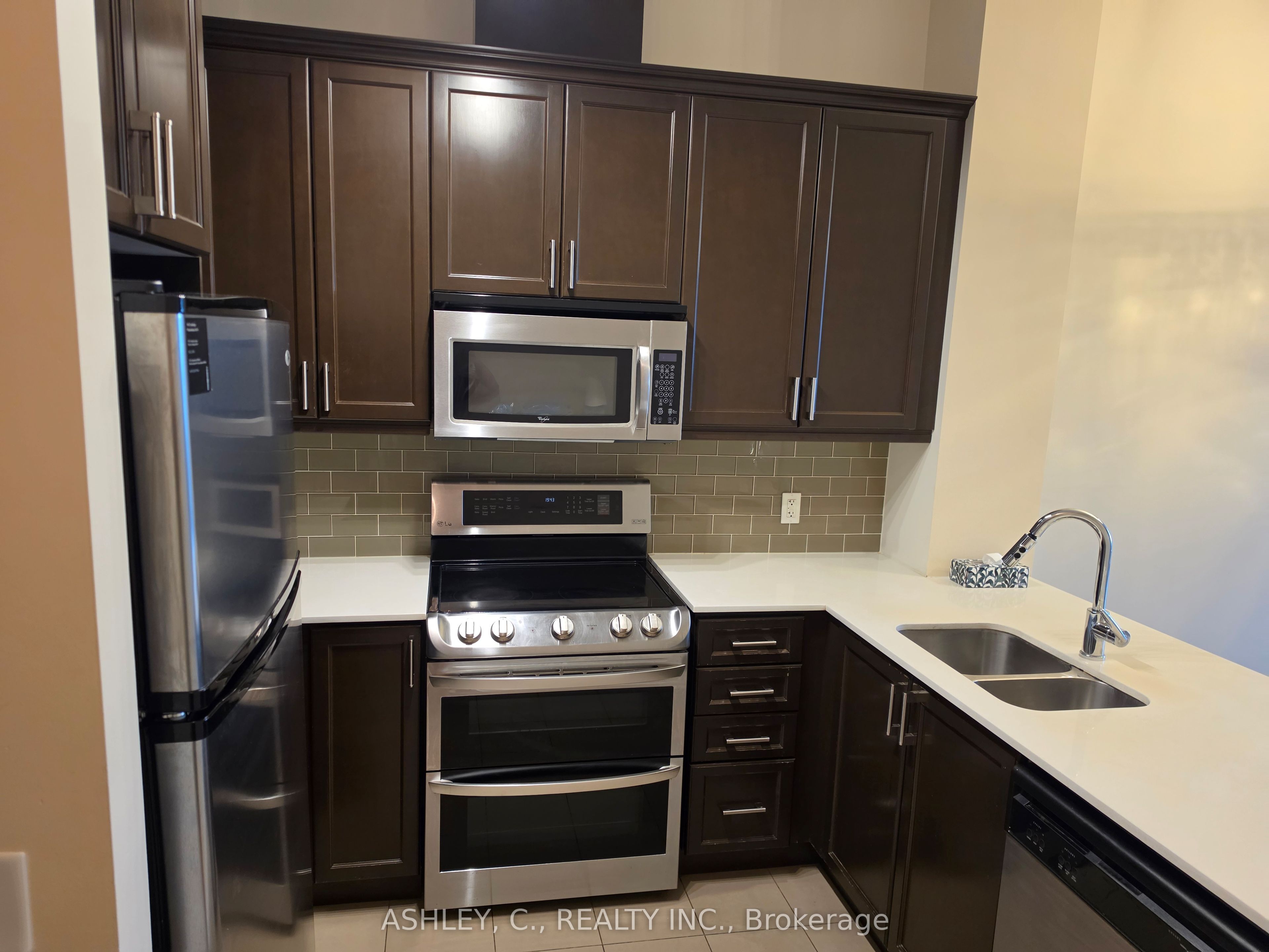 2470 Prince Michael Drive 717, Oakville, ON L6H 0G9 photo 4