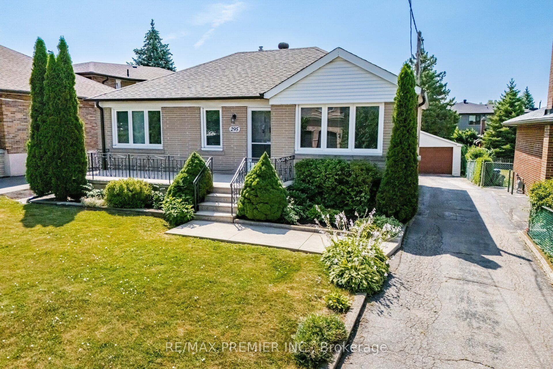 295 Falstaff Avenue, Toronto, ON M6L 2G4 photo 2