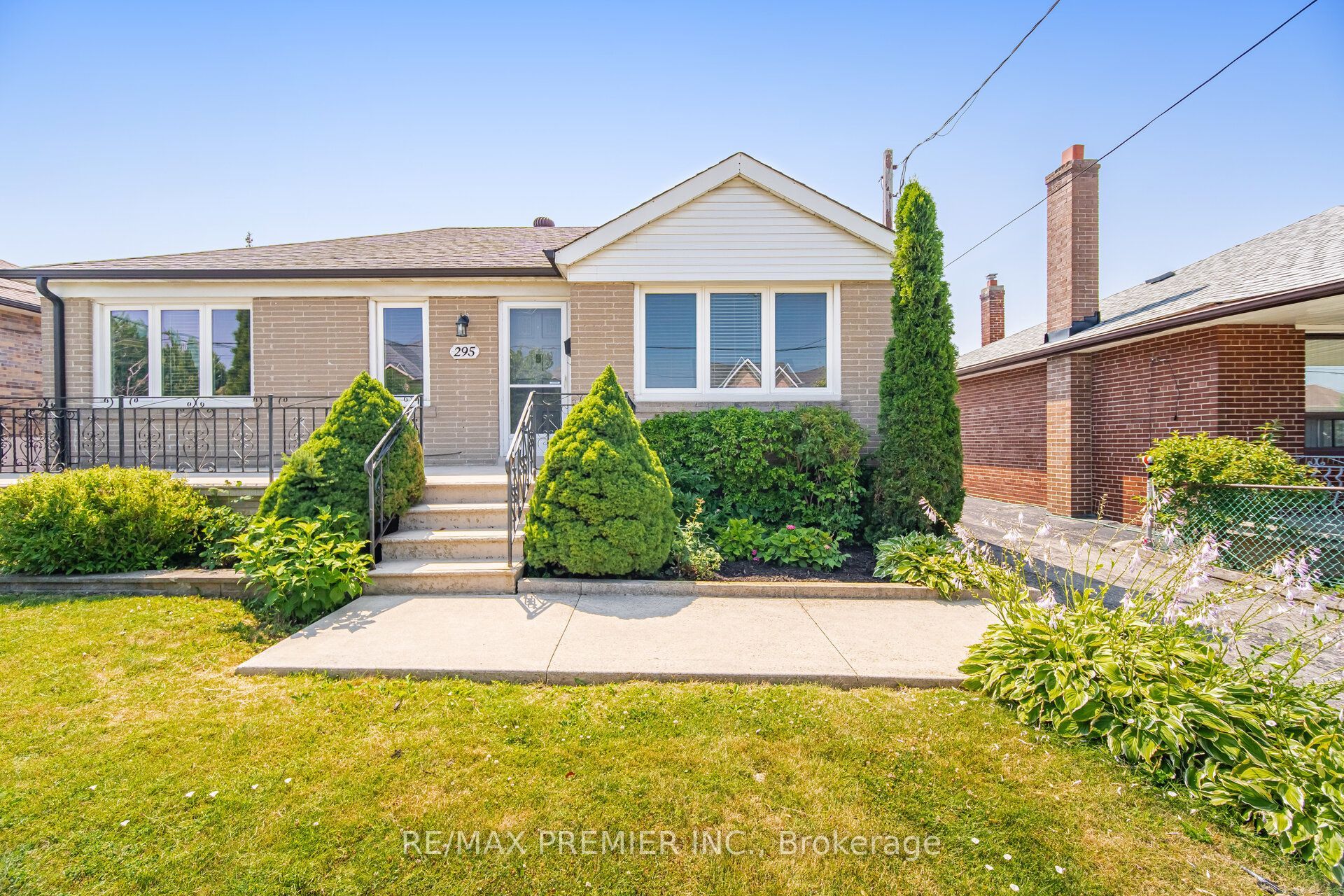295 Falstaff Avenue, Toronto, ON M6L 2G4 photo 3