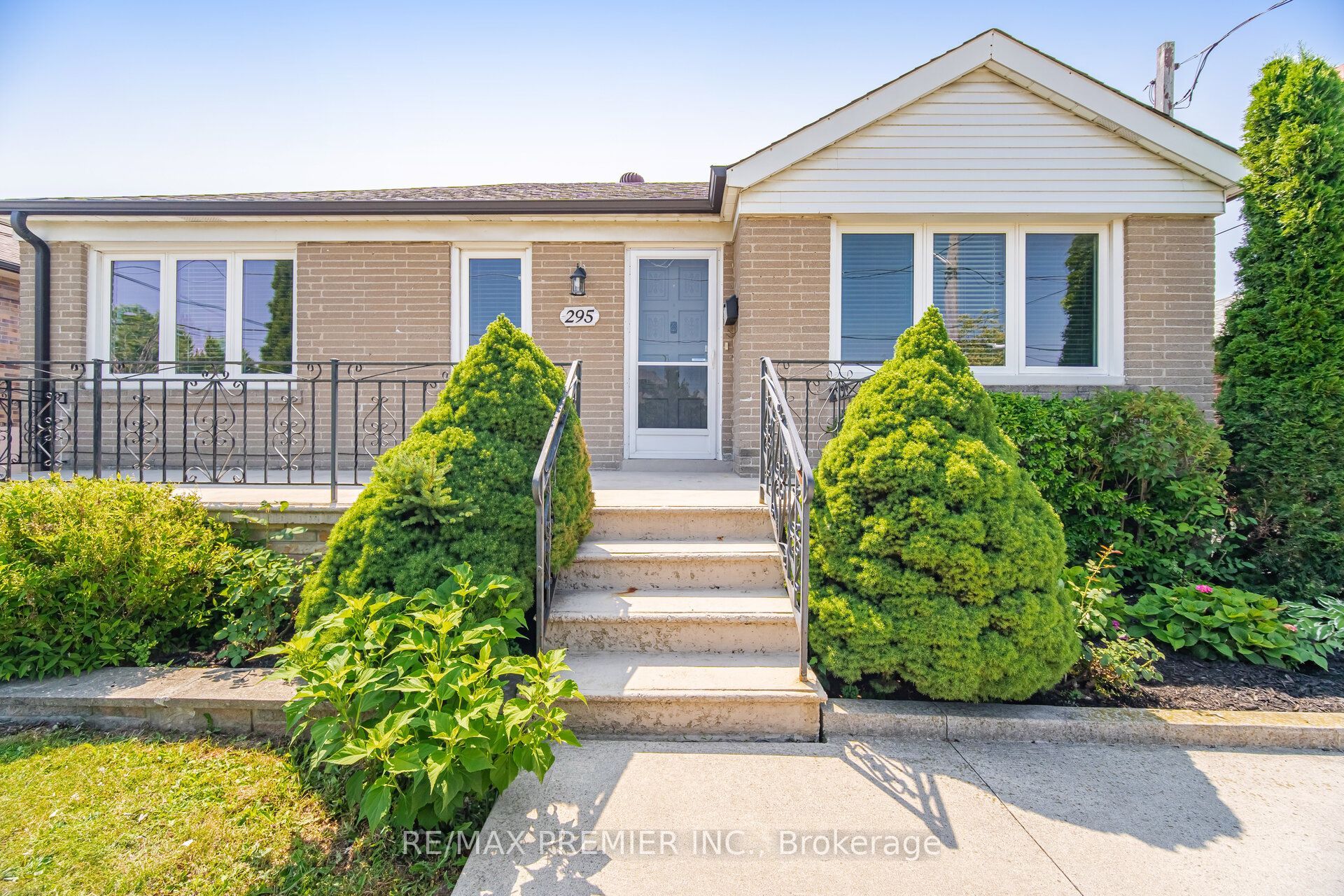 295 Falstaff Avenue, Toronto, ON M6L 2G4 photo 4