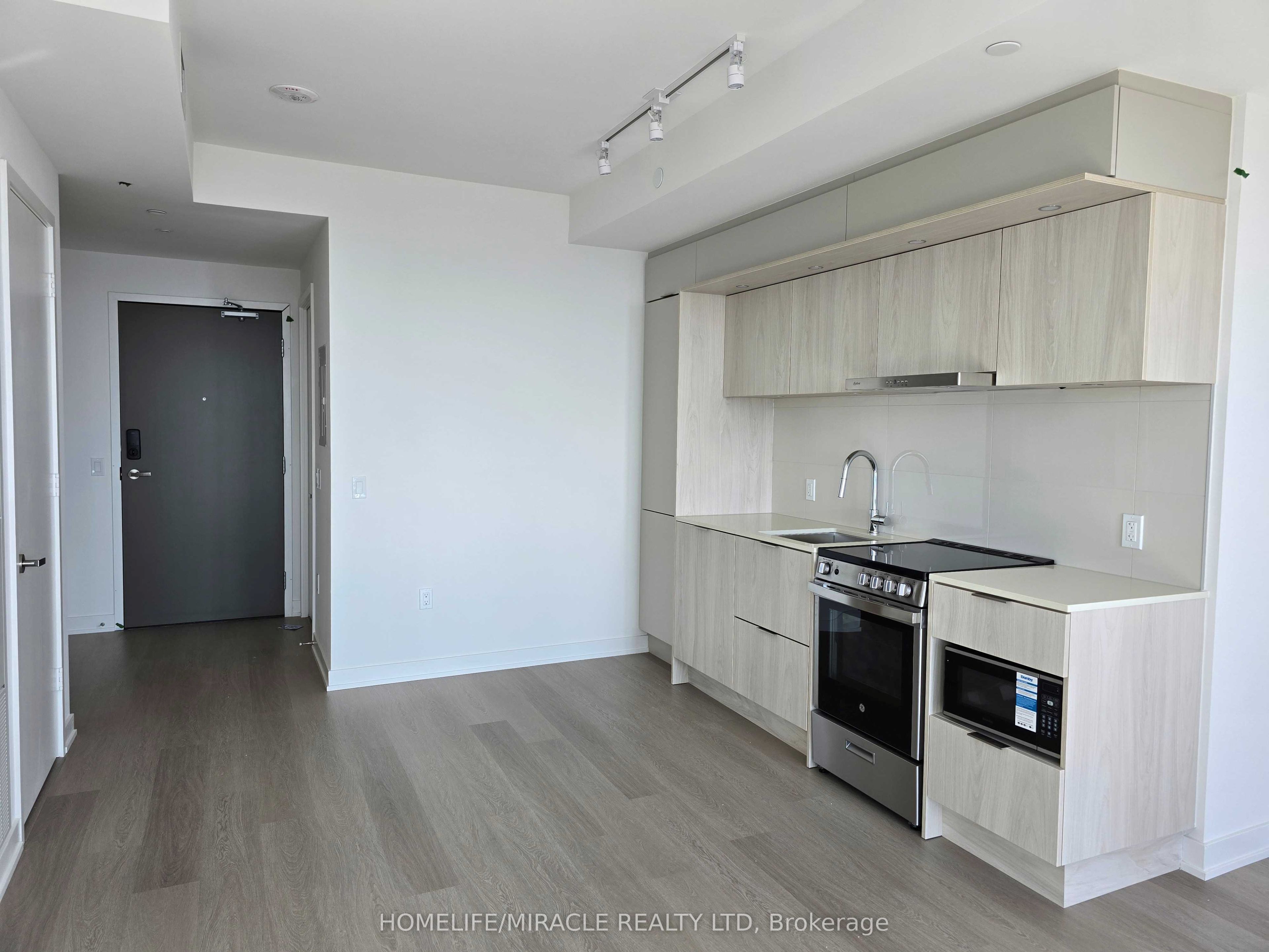 448 Burnhamthorpe Road W 6009, Mississauga, ON L5B 0R6 photo 3