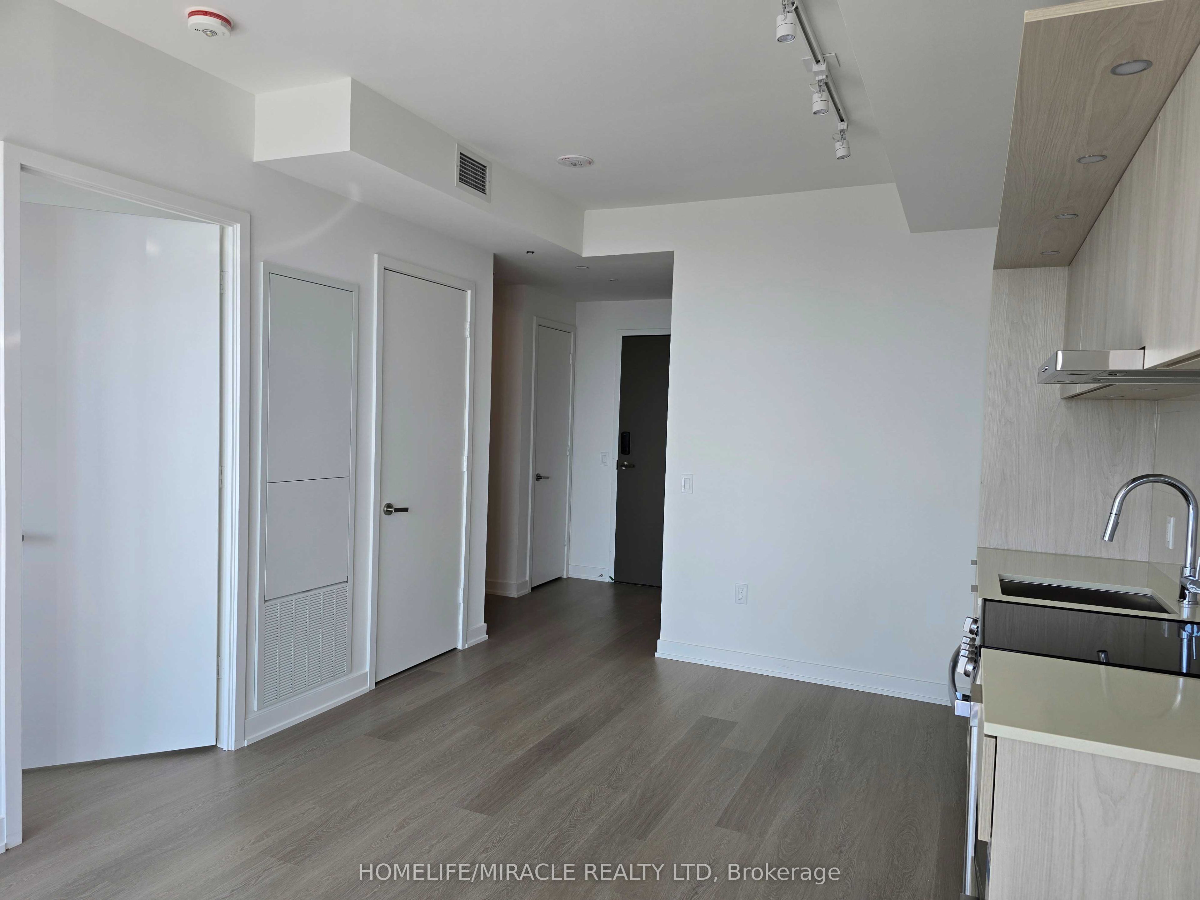 448 Burnhamthorpe Road W 6009, Mississauga, ON L5B 0R6 photo 4