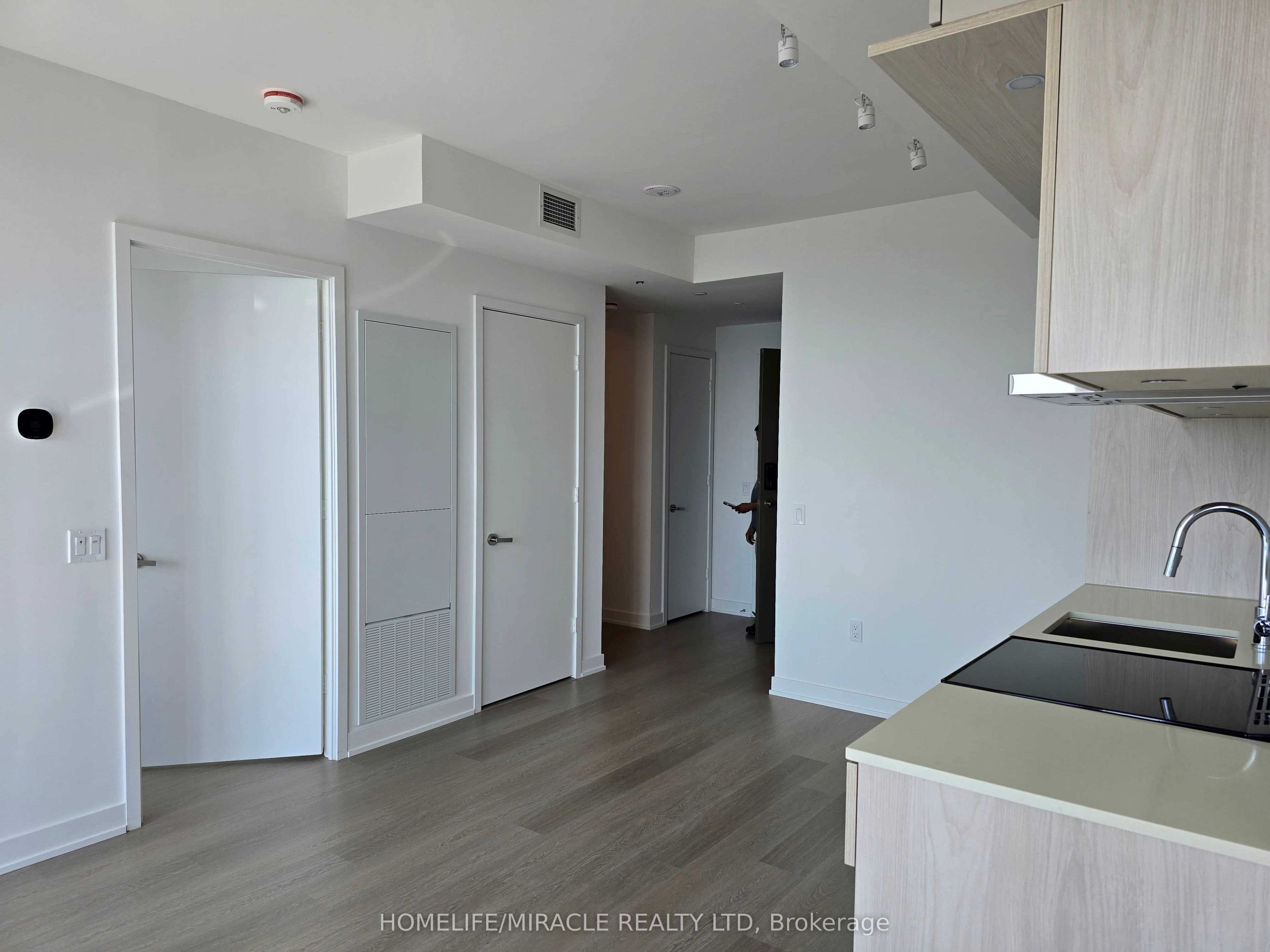 448 Burnhamthorpe Road W 6009, Mississauga, ON L5B 0R6 photo 5