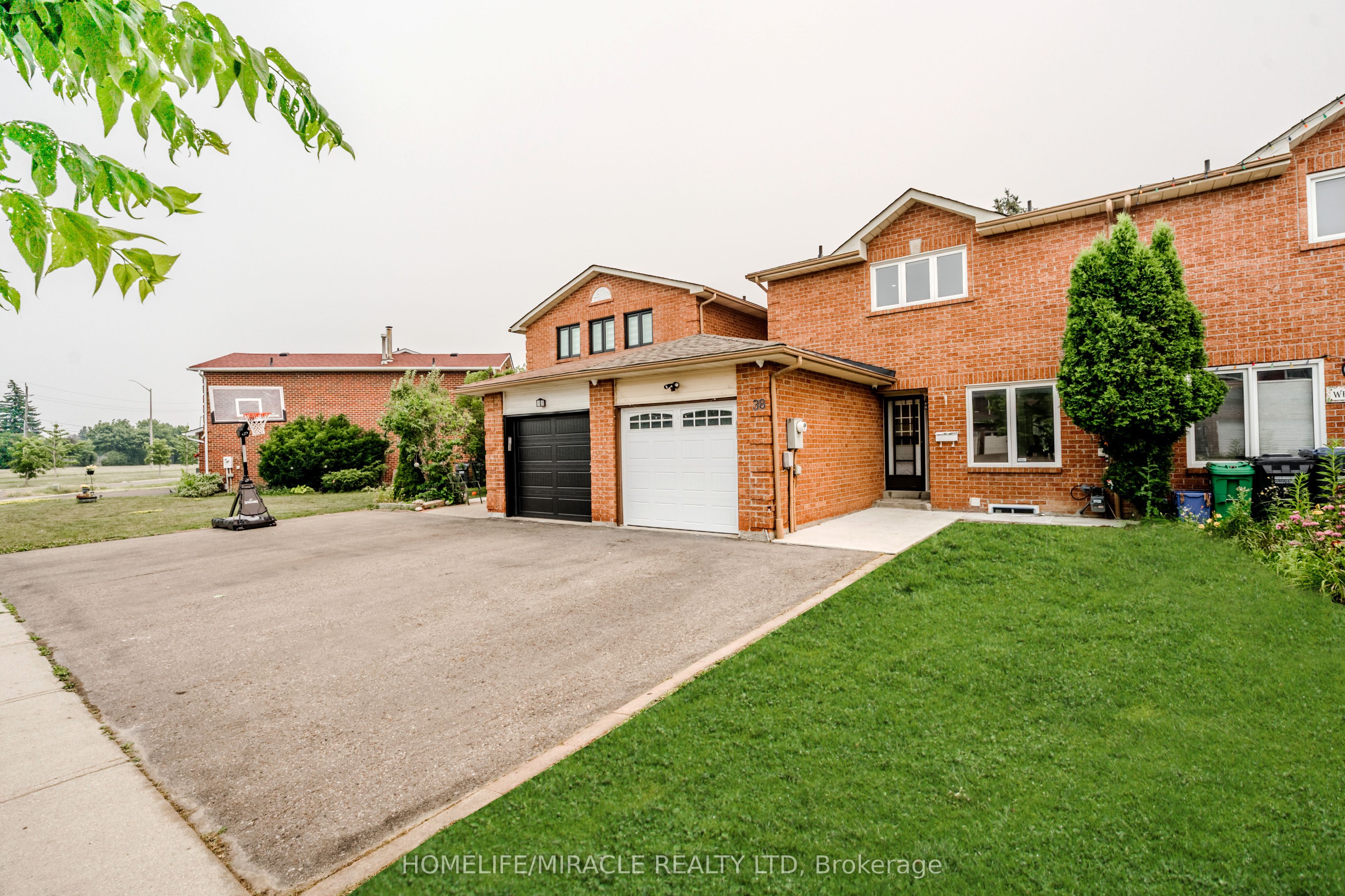 38 Whitehaven Drive, Brampton, ON L6Z 2R5 photo 2