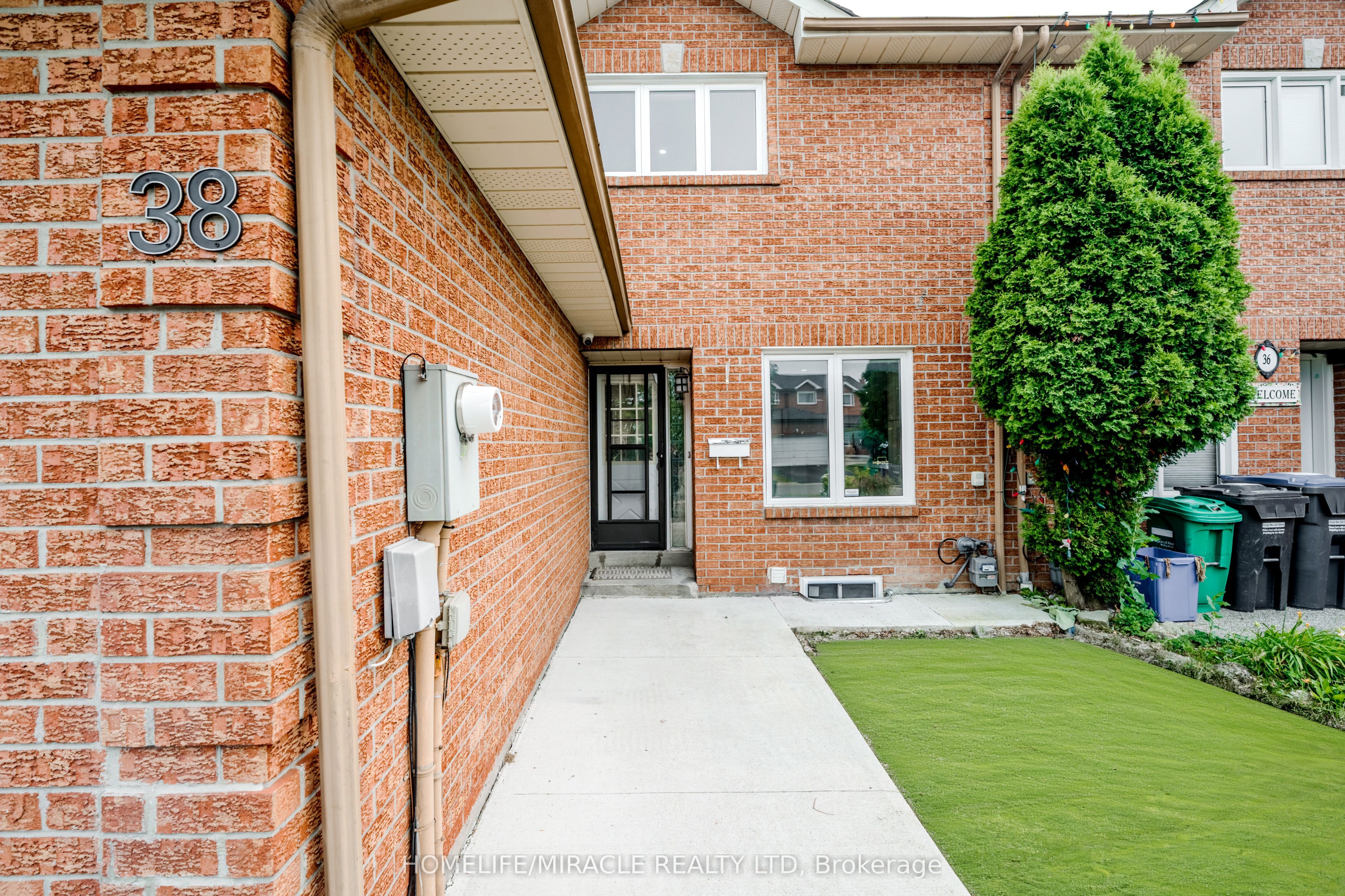 38 Whitehaven Drive, Brampton, ON L6Z 2R5 photo 3