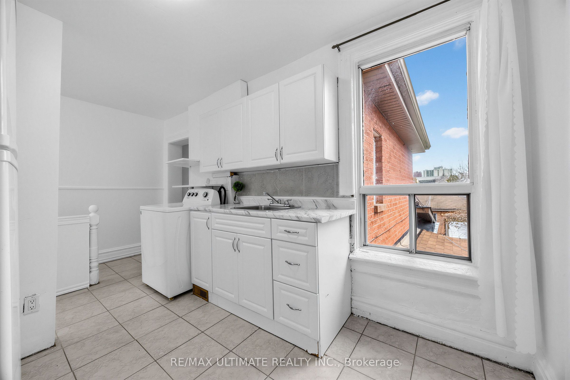 57 Shanly Street 2nd Floor, Toronto, ON M6H 1S4 photo 2